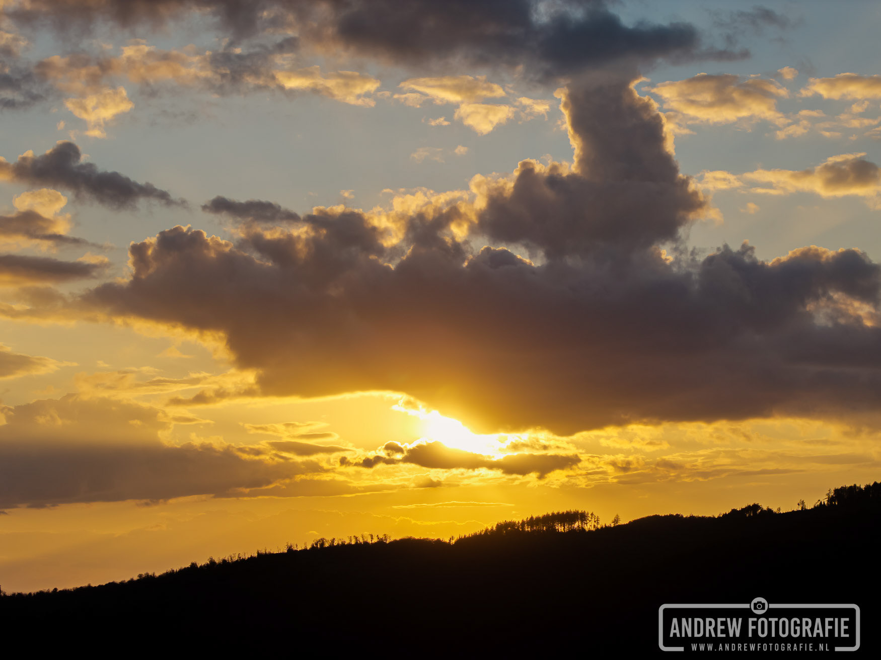 Zonsondergang over het Harzgebergte bij Bad Sachsa