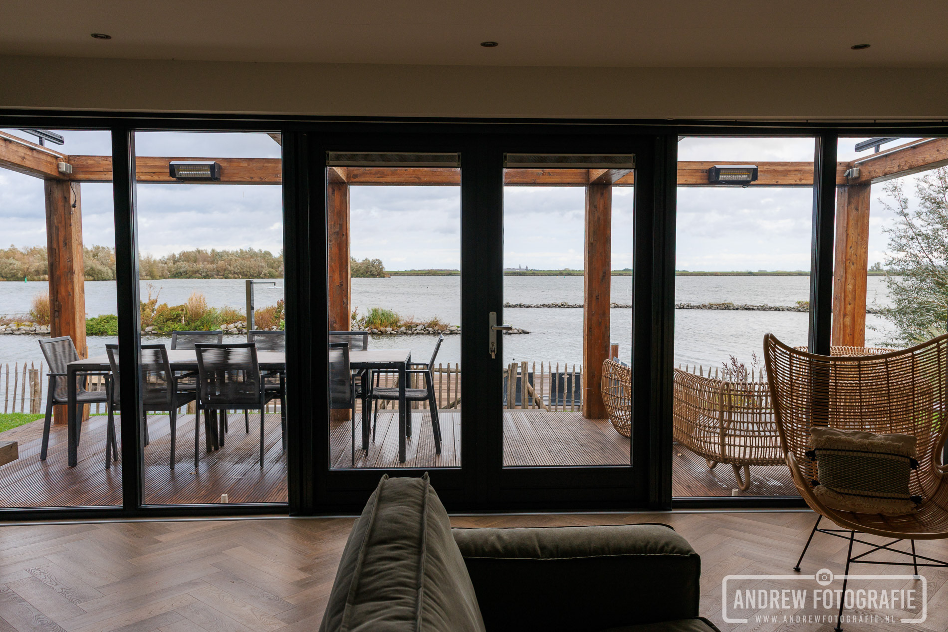 Villa 241 Waterrijk Oesterdam – Ruime woonkamer met uitzicht op het terras en water