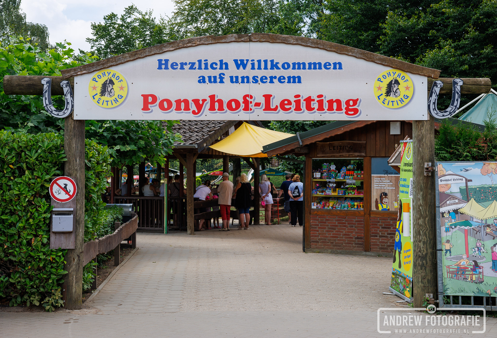 Houten welkomstboog bij de ingang van familiepark Ponyhof Leiting net over de Duitse grens.