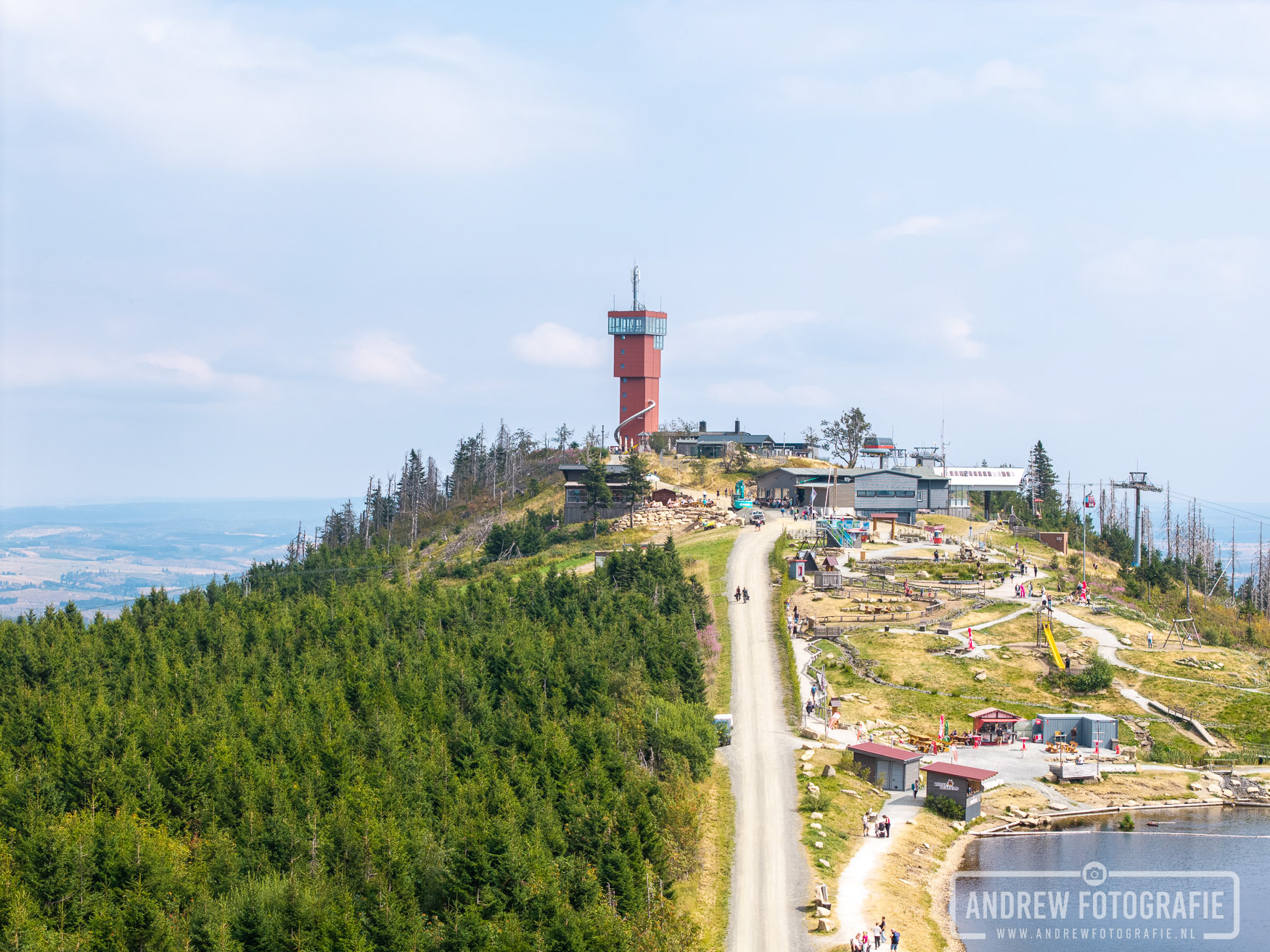 De Wurmbergturm in de verte op de bergtop in Braunlage