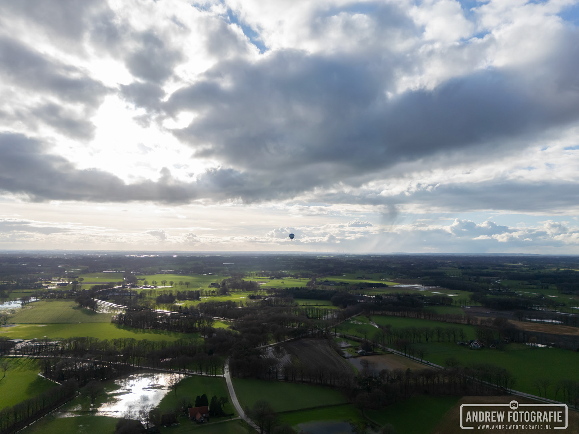 Mooie overgang van zon naar schaduw in Aalten, met in de verte een luchtballon (25-02-2024).