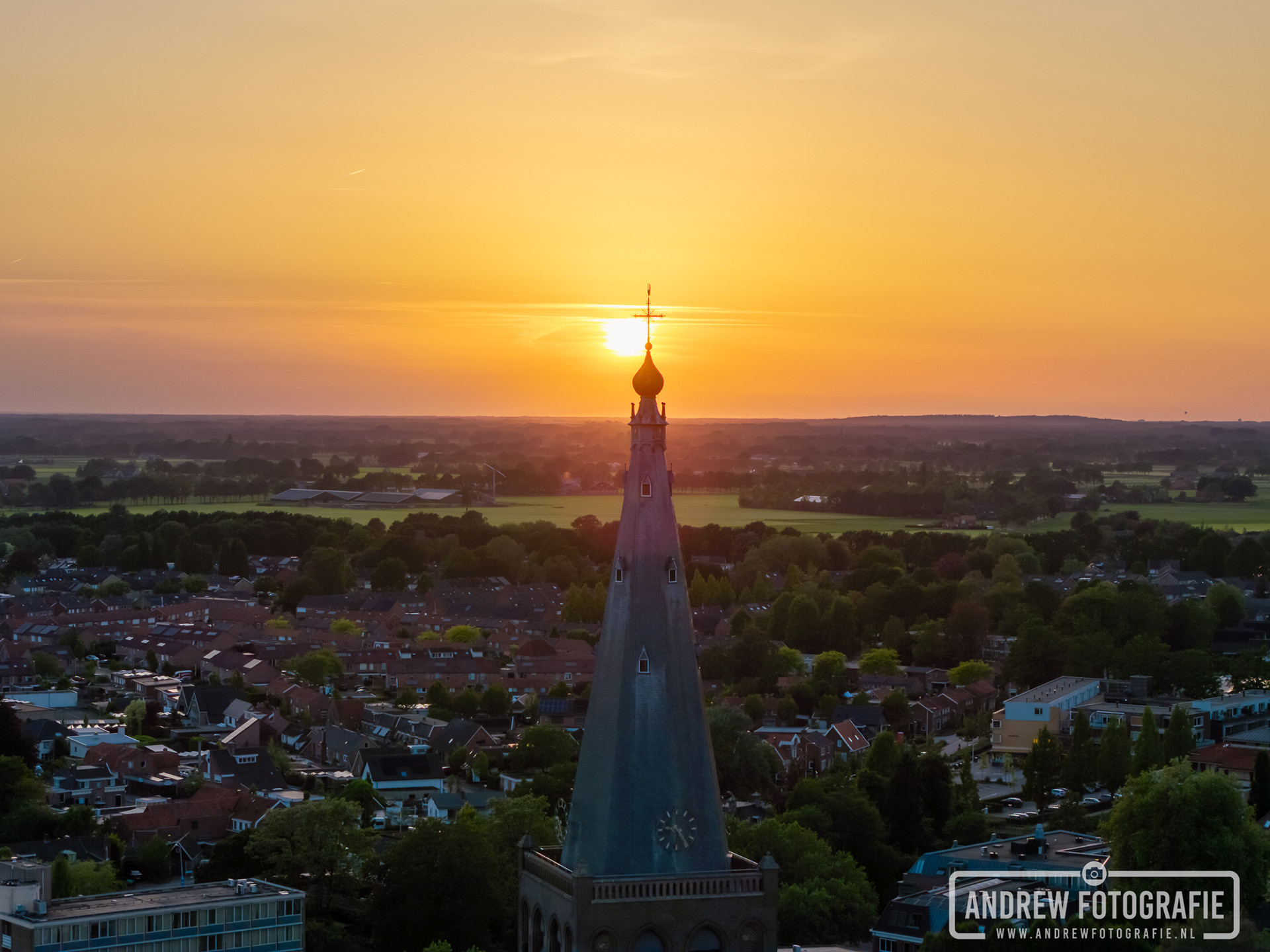 Prachtig avondlicht over Groenlo met de spits van de H. Calixtusbasiliek tijdens het gouden uur.
