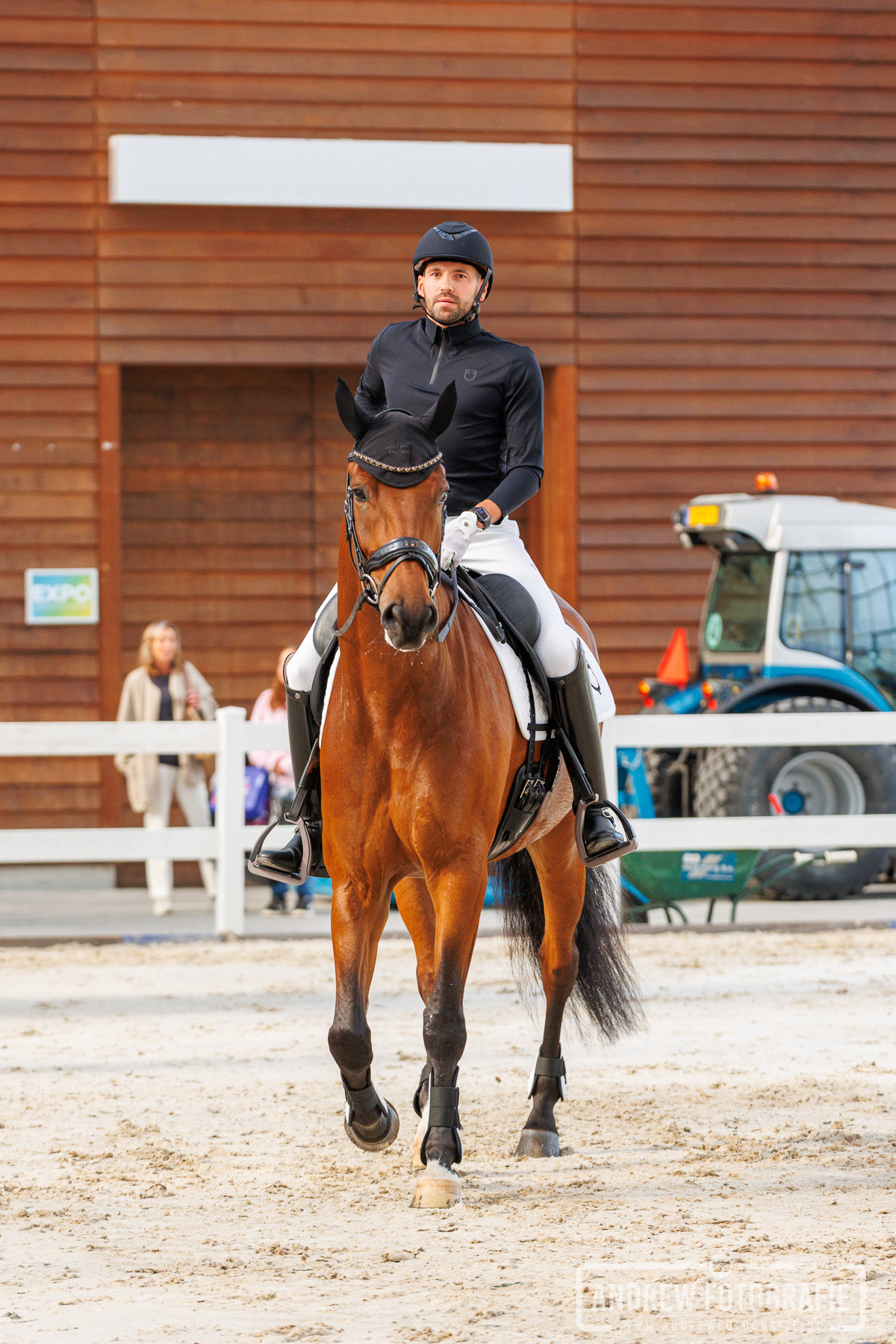 Tommie Visser te paard tijdens de clinic Verfijnd Rijden in de Horse Event Arena.