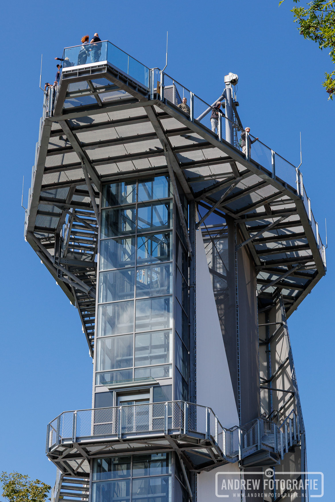 Zicht op de Solitair toren en de glazen lift
