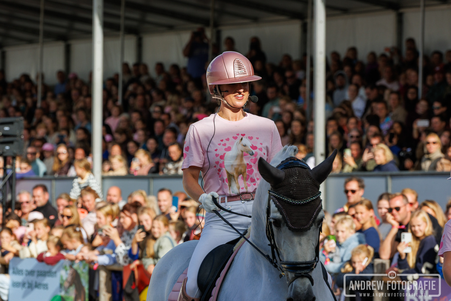 Britt Dekker van Paardenpraat TV op haar paard vlak voor het enthousiaste publiek bij EXPO Greater Amsterdam.