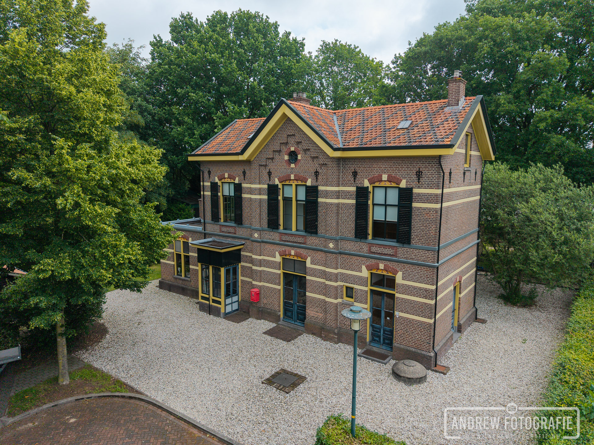 Het karakteristieke historische stationsgebouw van Museum GOLS in Groenlo.