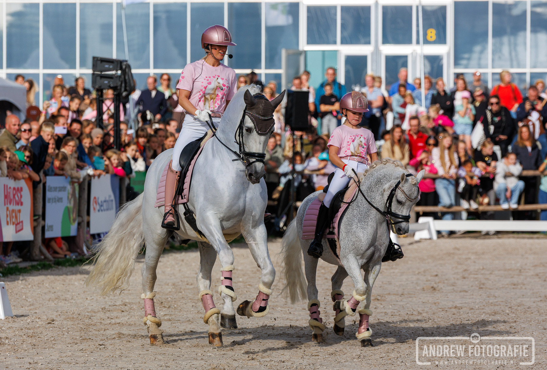 Britt Dekker verzorgt samen in de piste een spectaculaire show tijdens Horse Event Youth 2026 in Vijfhuizen.