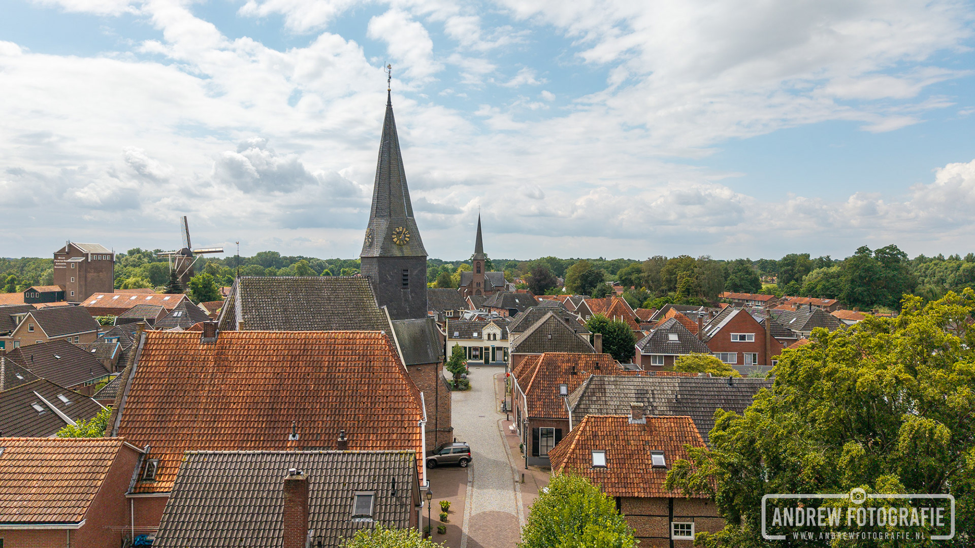 Uitzicht op de Sint-Joriskerk vanuit de karakteristieke klinkerstraatjes van Bredevoort.