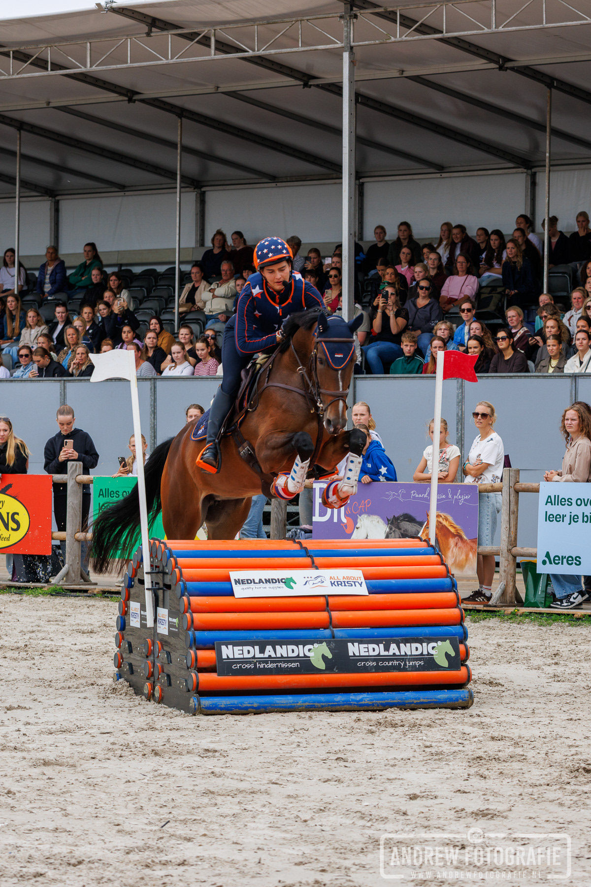 Krisy Snepvanger springt strak over de houten cross-hindernis.