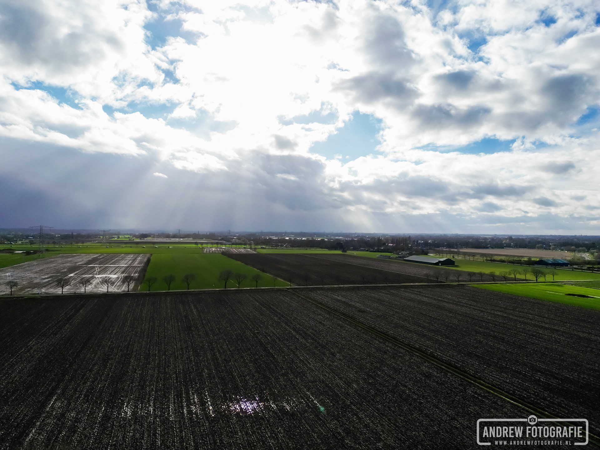 Mooie wolkenluchten ter hoogte van de Roodwilligenstraat in Duiven (23-02-2024