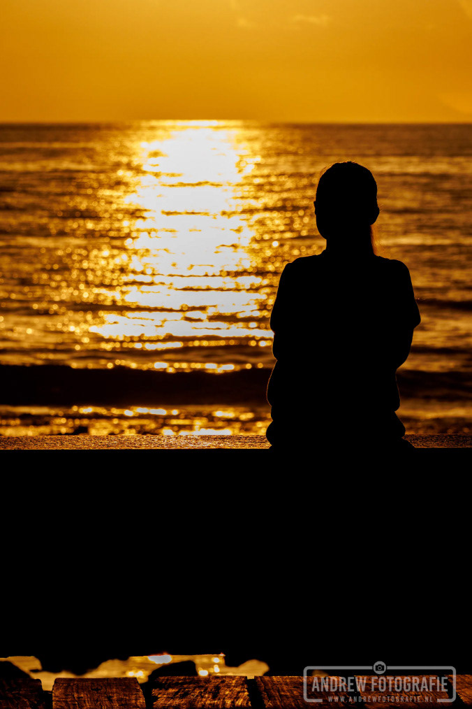 Silhouet mens bij zee zonsondergang Tenerife