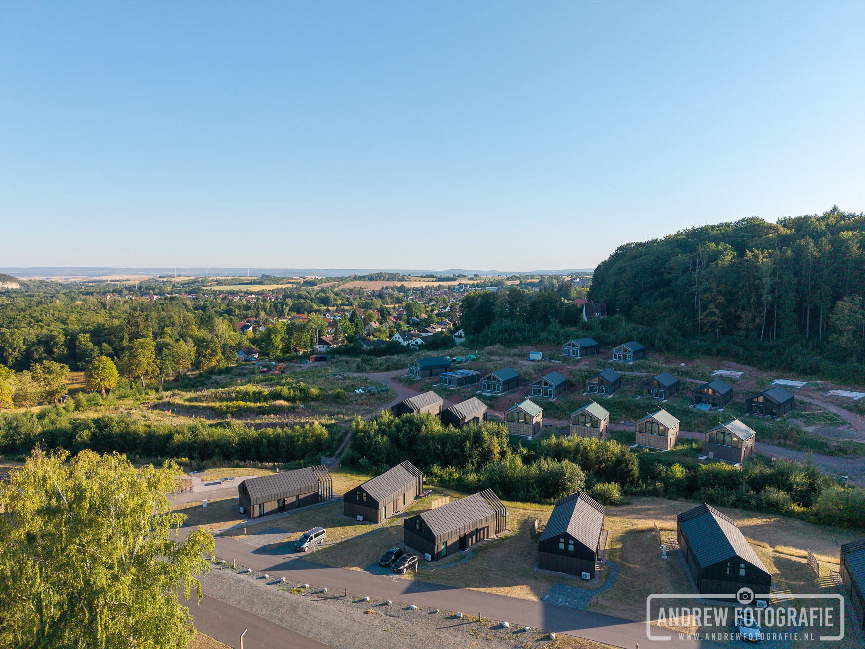 Luchtfoto van Harz Eco Lodges met Bad Sachsa in de verte