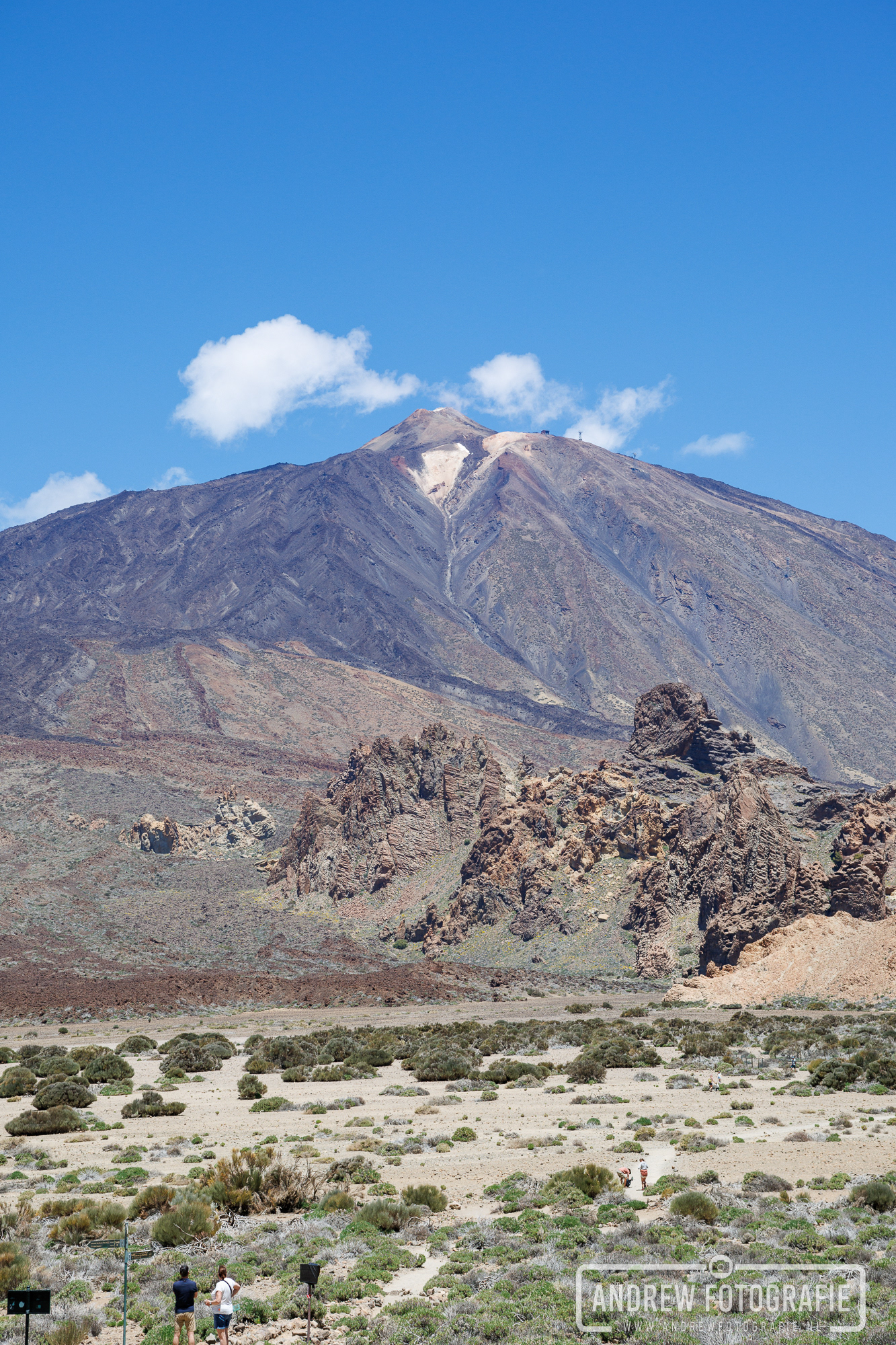 Uitzicht op de indrukwekkende vulkaan El Teide onder een blauwe lucht op Tenerife