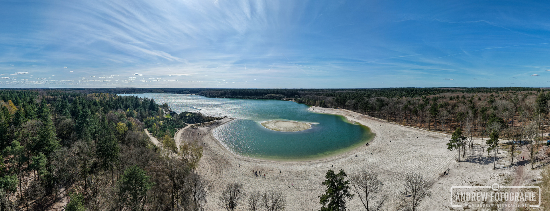 Luchtfoto van het azuurblauwe water en witte zandstrand van het Gasselterveld en 't Nije Hemelriek in Drenthe