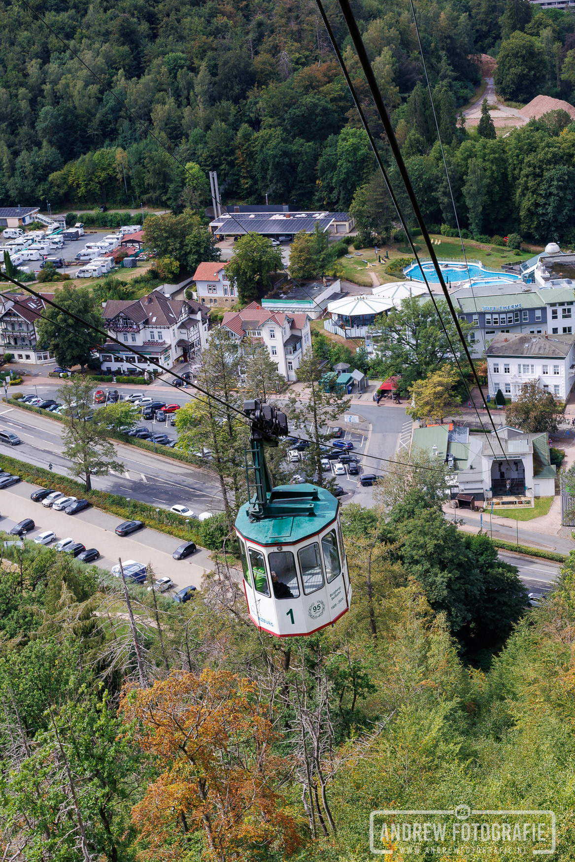 Uitzicht naar beneden op het dalstation vanuit de stijgende Burgberg-Seilbahn.