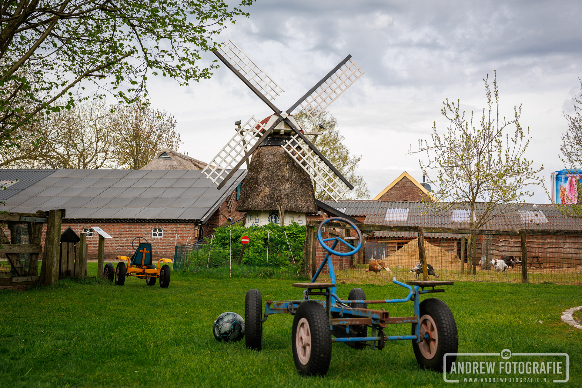 Skelterbaan voor kinderen met op de achtergrond een molen bij Kinderboerderij Feltsigt