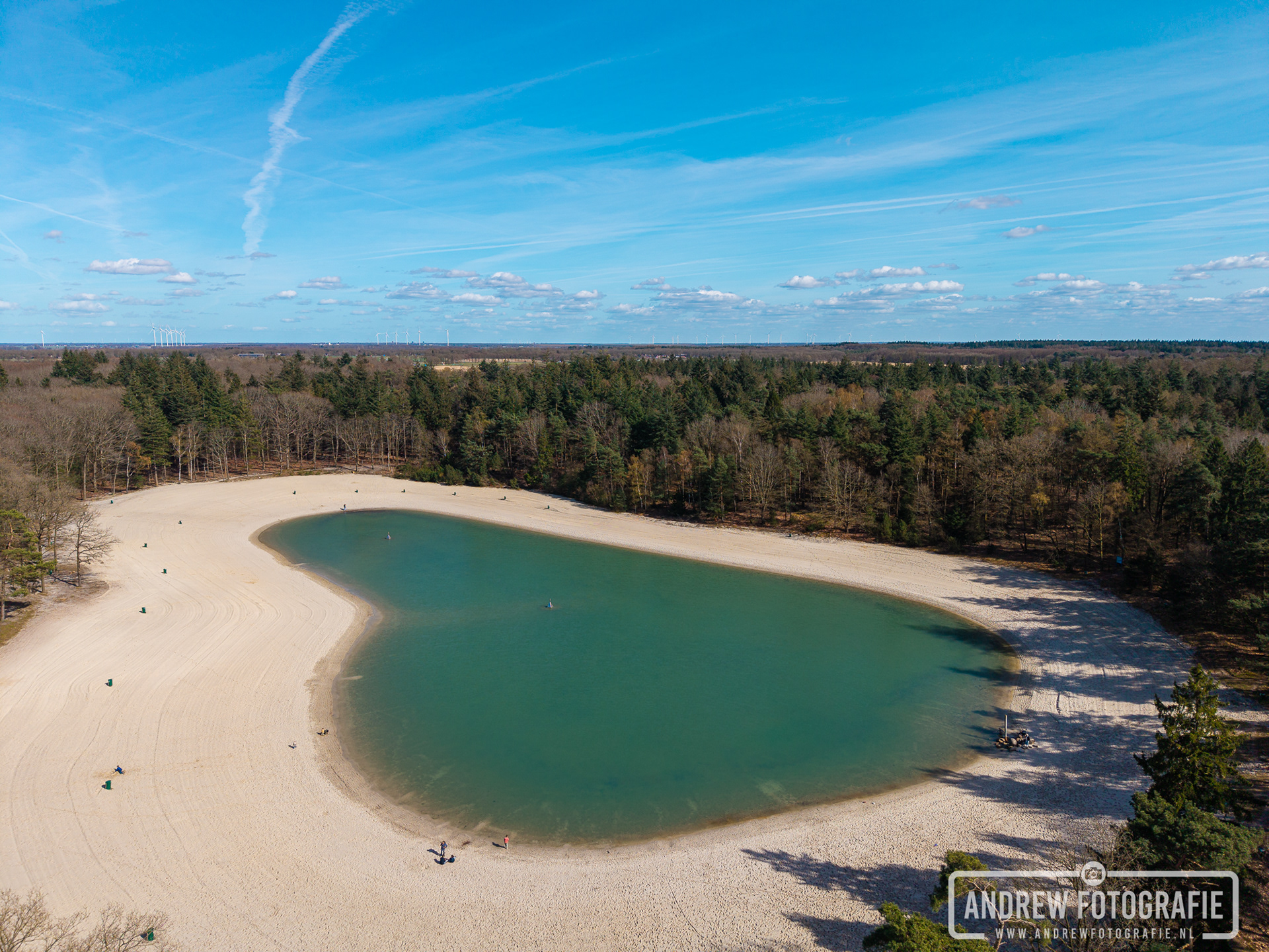Dronefoto van de karakteristieke ronde vorm van recreatieplas 't Nije Hemelriek omringd door bos