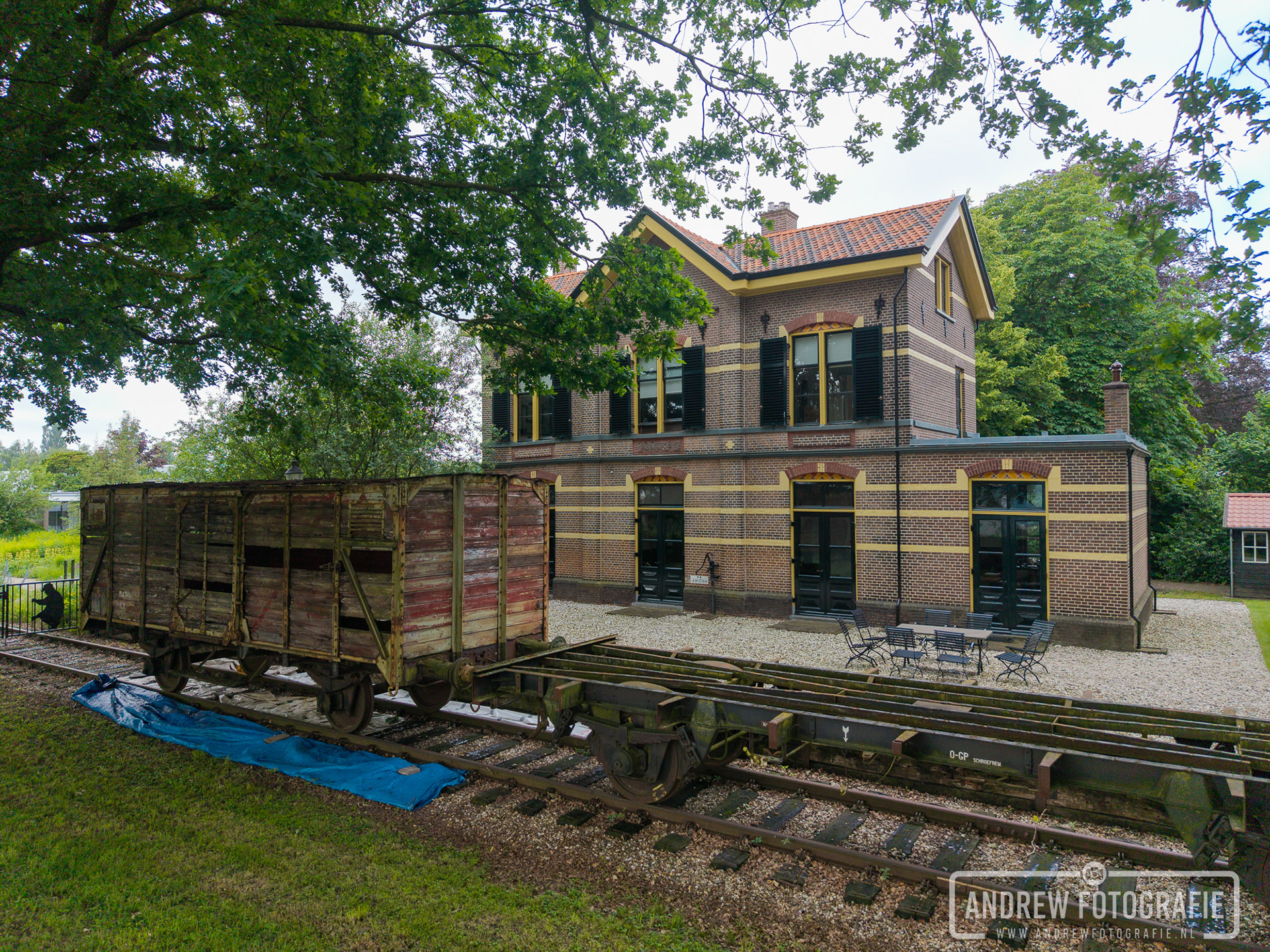 Historische spoorweggeschiedenis in Groenlo met een oude treinwagon voor het stationsgebouw van Museum GOLS.
