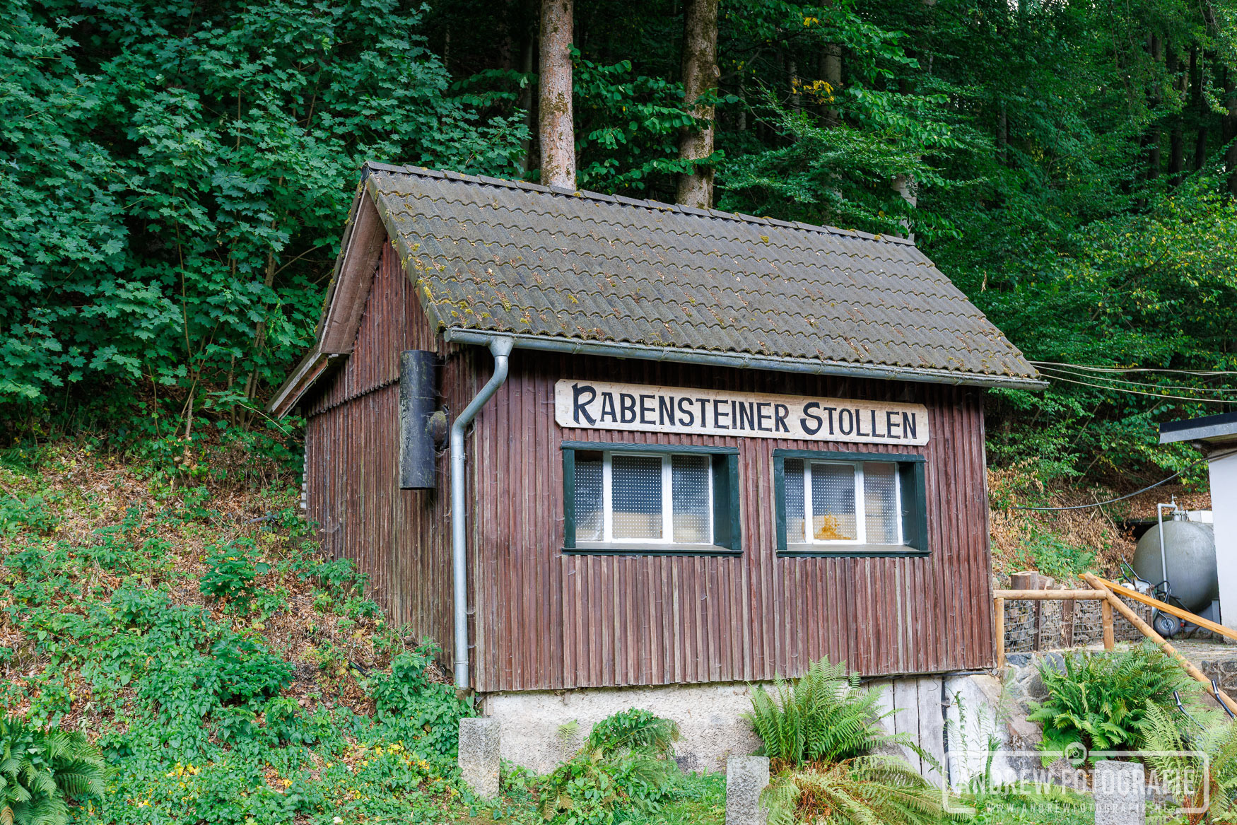Houten gebouw met naambord Rabensteiner Stollen in de bossen bij Harztor