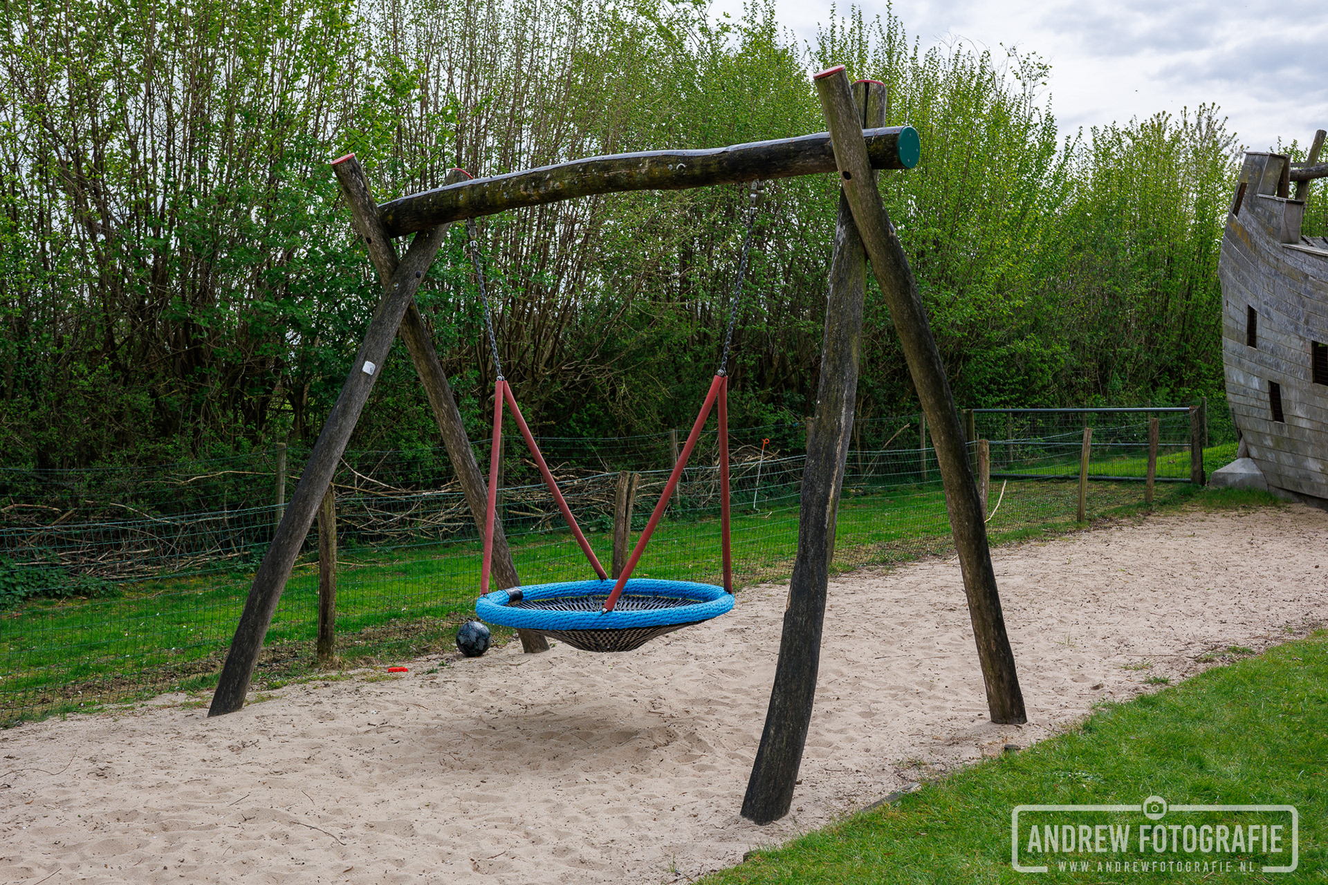 Blauwe nestschommel in de speelweide van Kinderboerderij Feltsigt