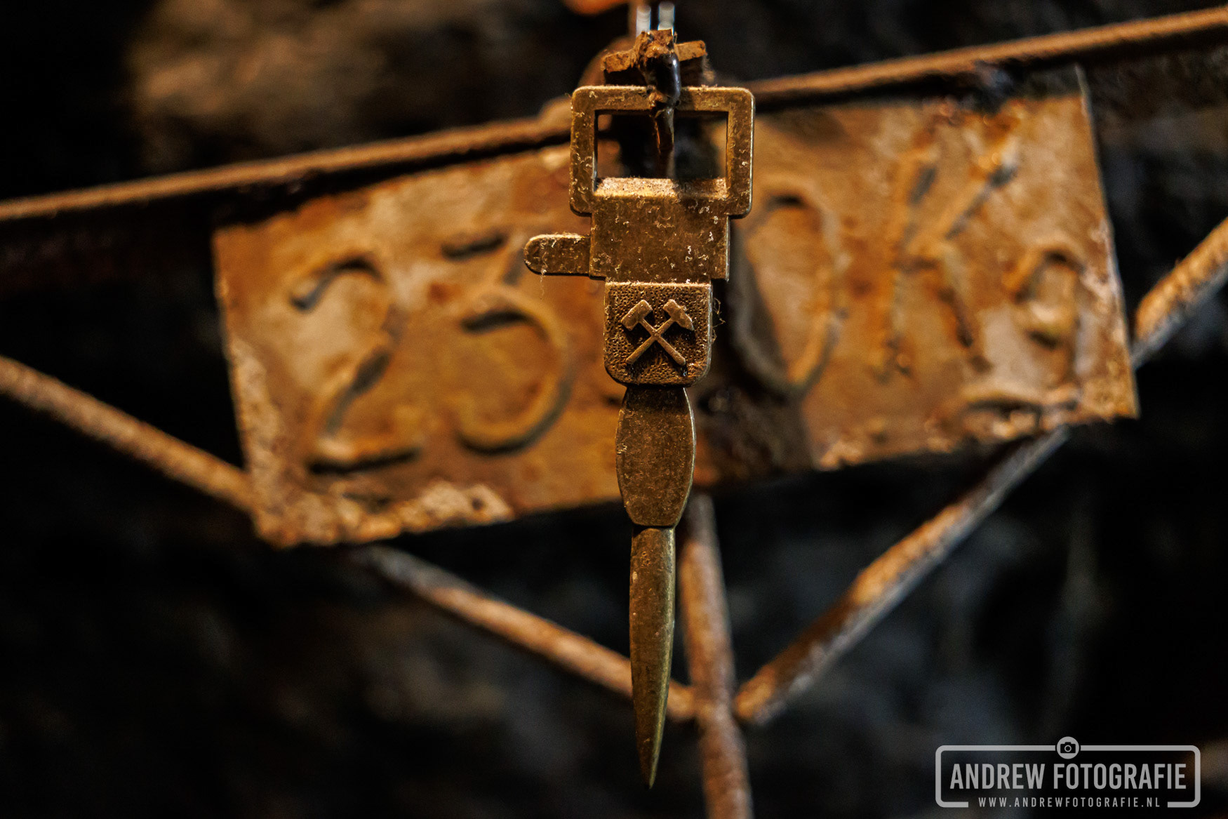 Close-up van roestige historische mijnwerkerspenning Rabensteiner Stollen