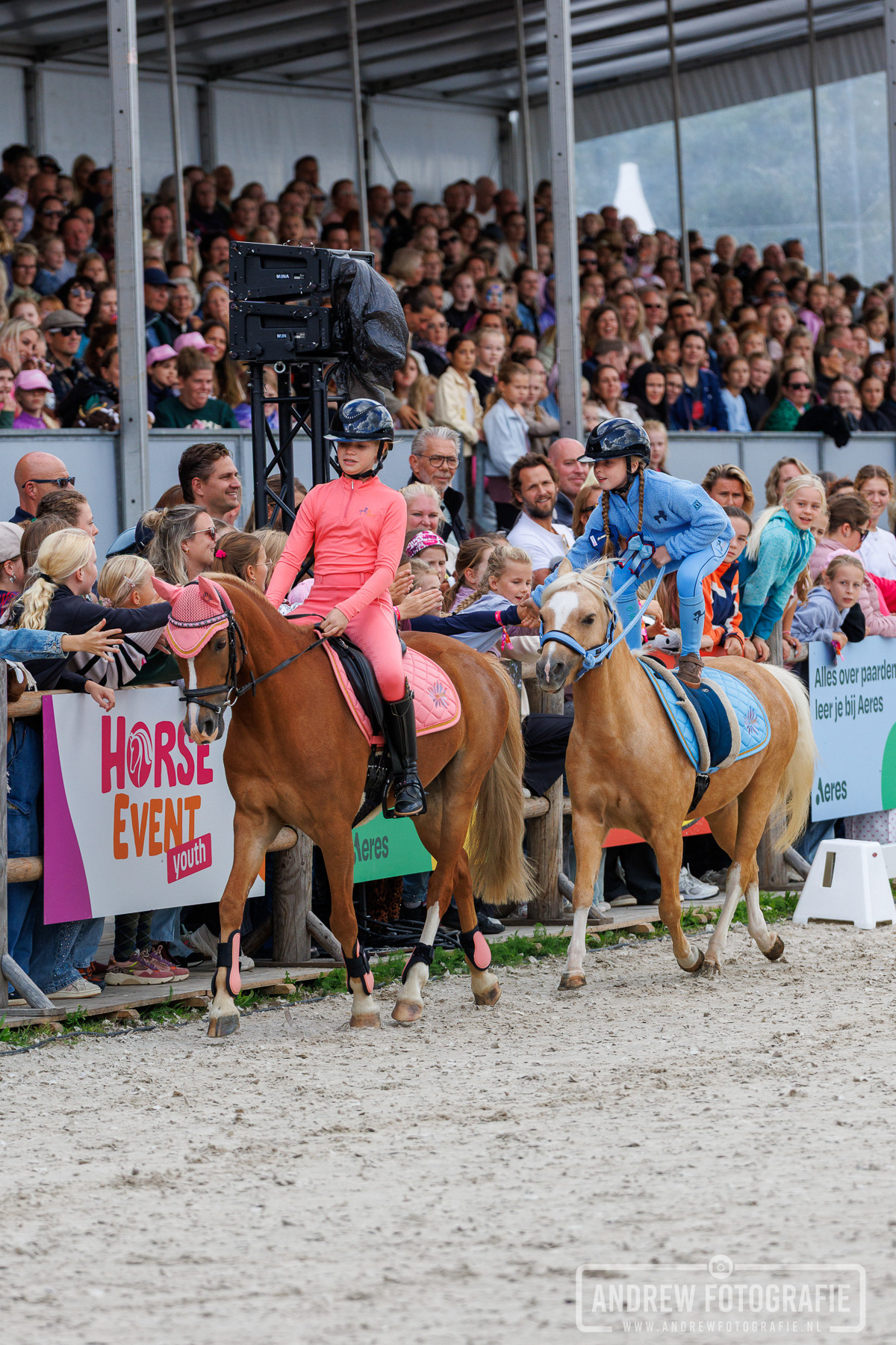 Jonge ruiters op pony's in de overdekte piste van Horse Event Youth 2026.