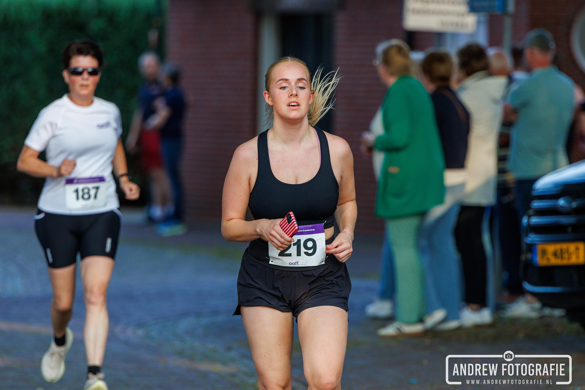 Hardloopsters in actie tijdens de Grachtenloop Bredevoort 2025. Professionele sportfotografie door Andrew Fotografie.