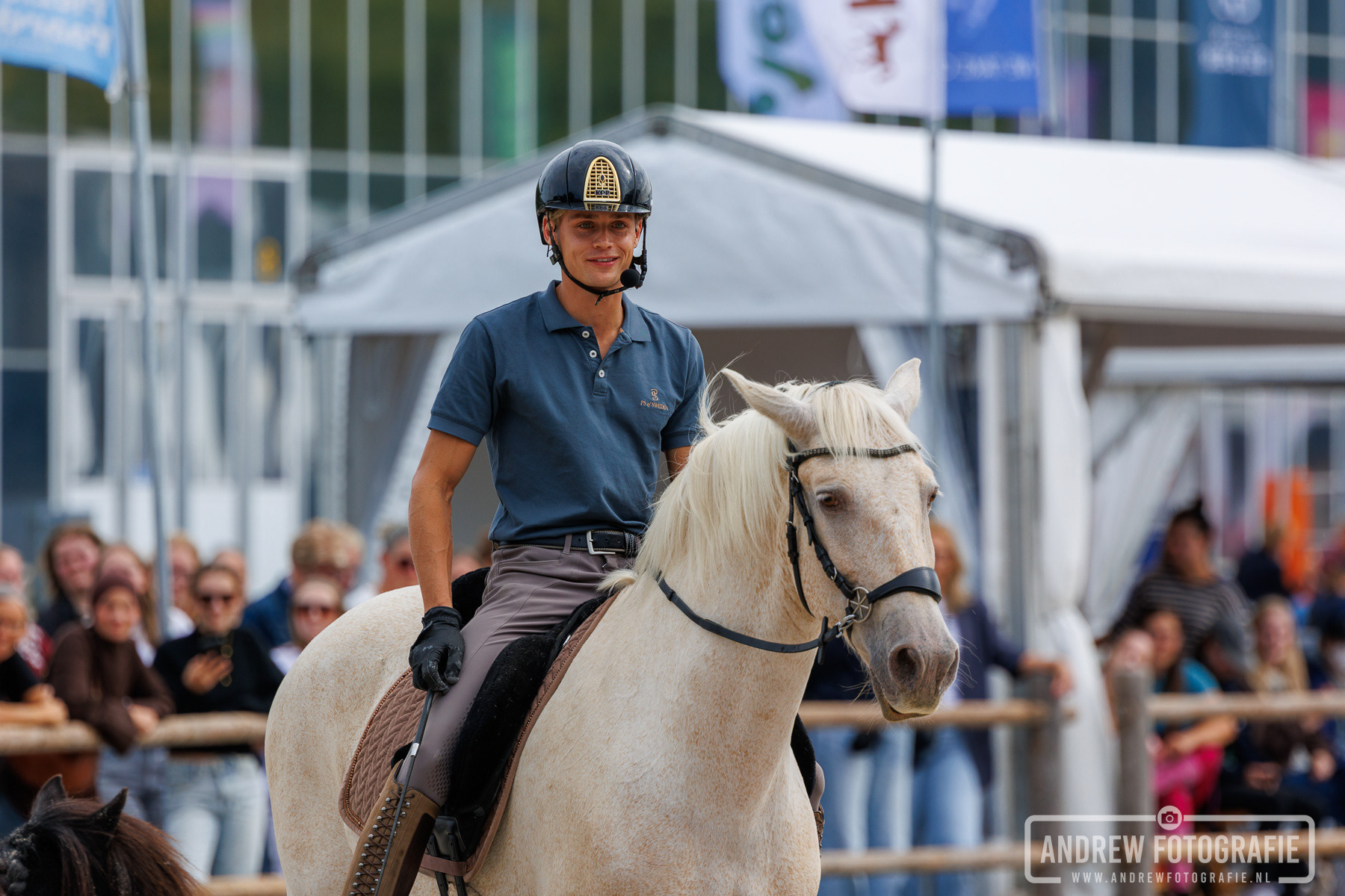 Jesse Drent te paard tijdens zijn demonstratie op Horse Event 2026 in Vijfhuizen.