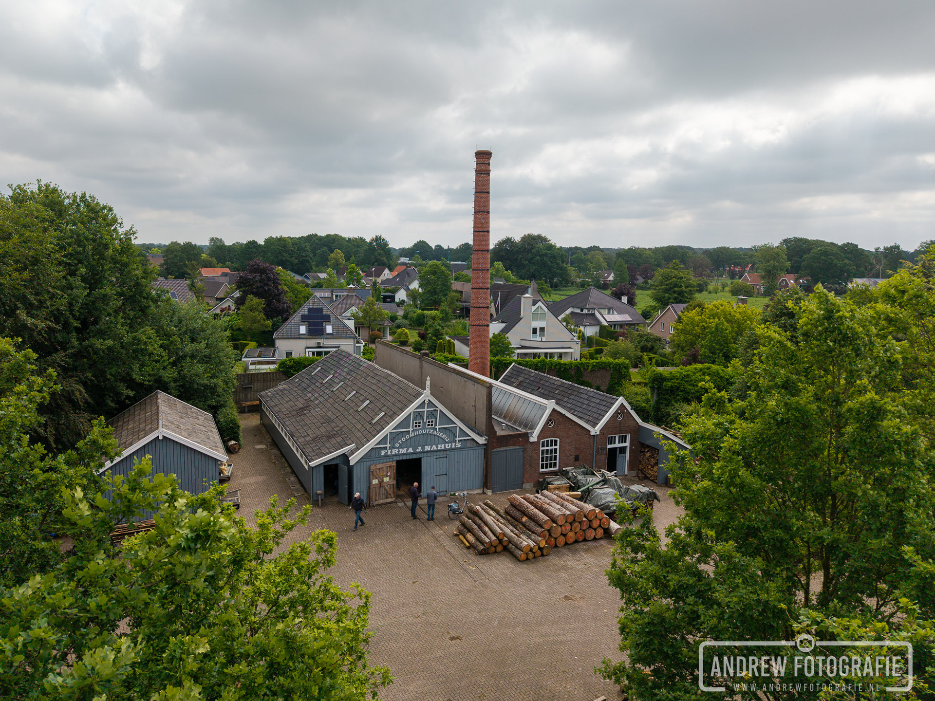 Luchtfoto van het historische terrein van Stoomhoutzagerij Nahuis in Groenlo.