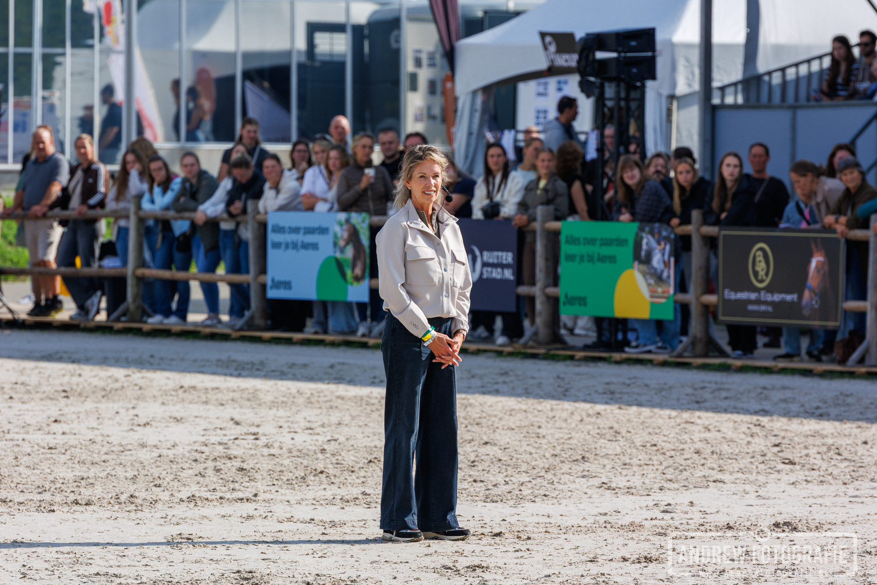 Anky van Grunsven geeft uitleg in de piste op Horse Event 2026.
