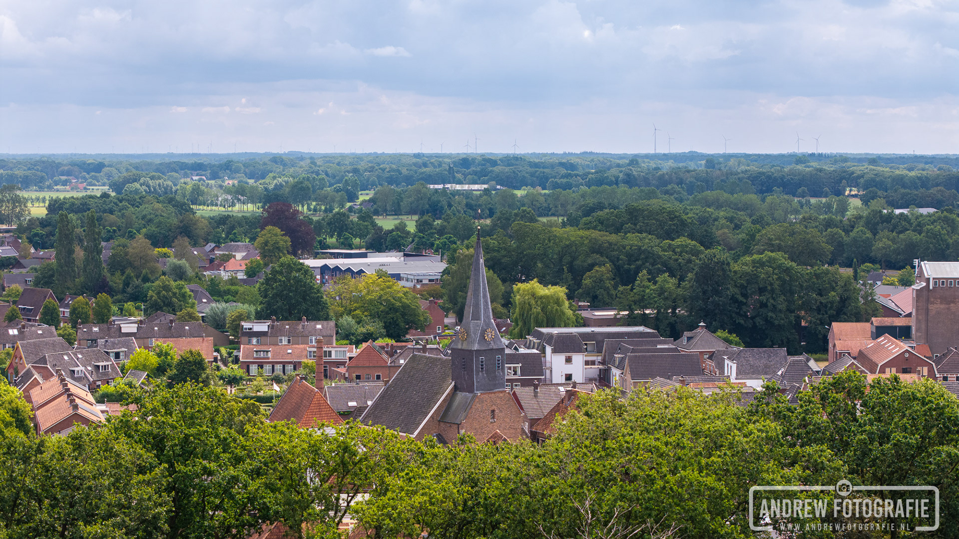 Uitzicht over de historische daken en stadsnatuur van vestingstad Bredevoort.