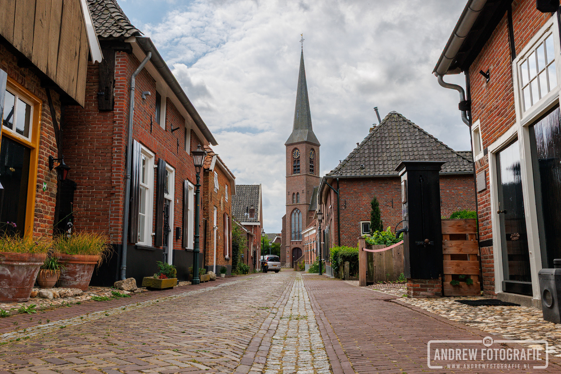 Straatje richting de Sint-Georgiuskerk in Bredevoort 