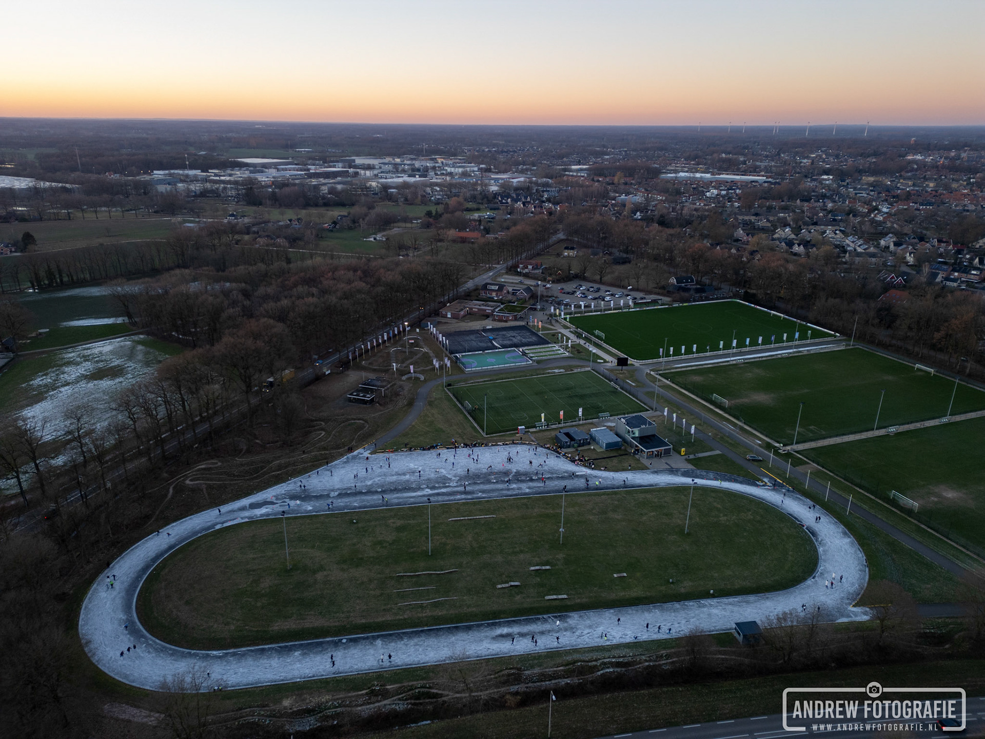De ijsvereniging “de Hare” in Aalten, tijdens zonsondergang (09-01-2024).
