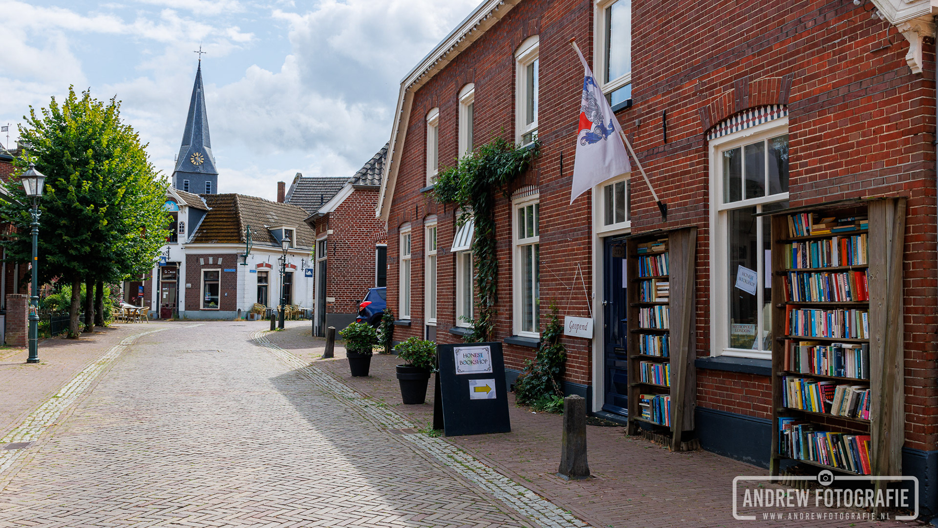 Sfeervolle boekenwinkeltjs en historische straten in het centrum van Bredevoort.