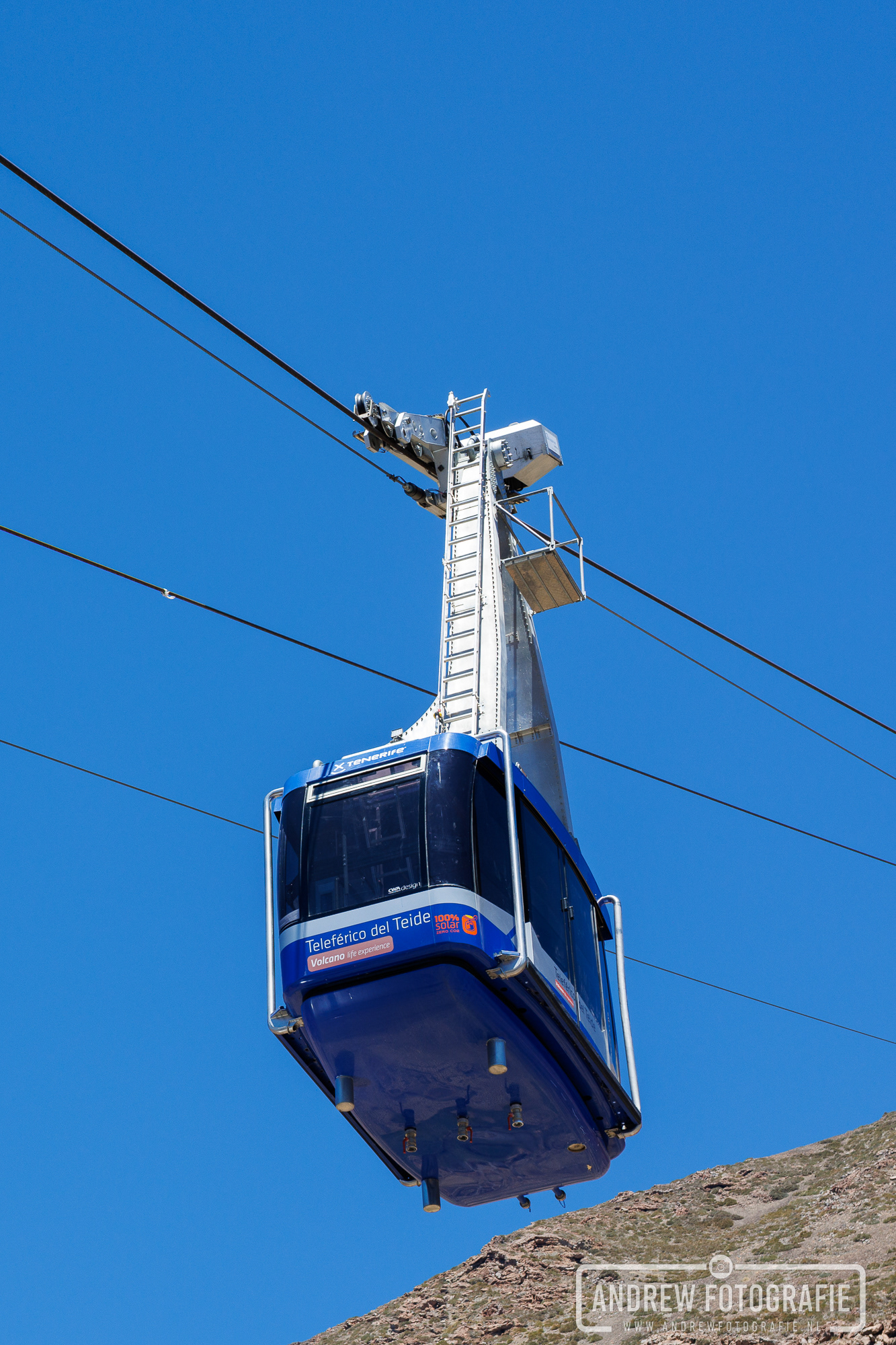 De kabelbaan (teleférico) zwevend voor de top van de vulkaan El Teide