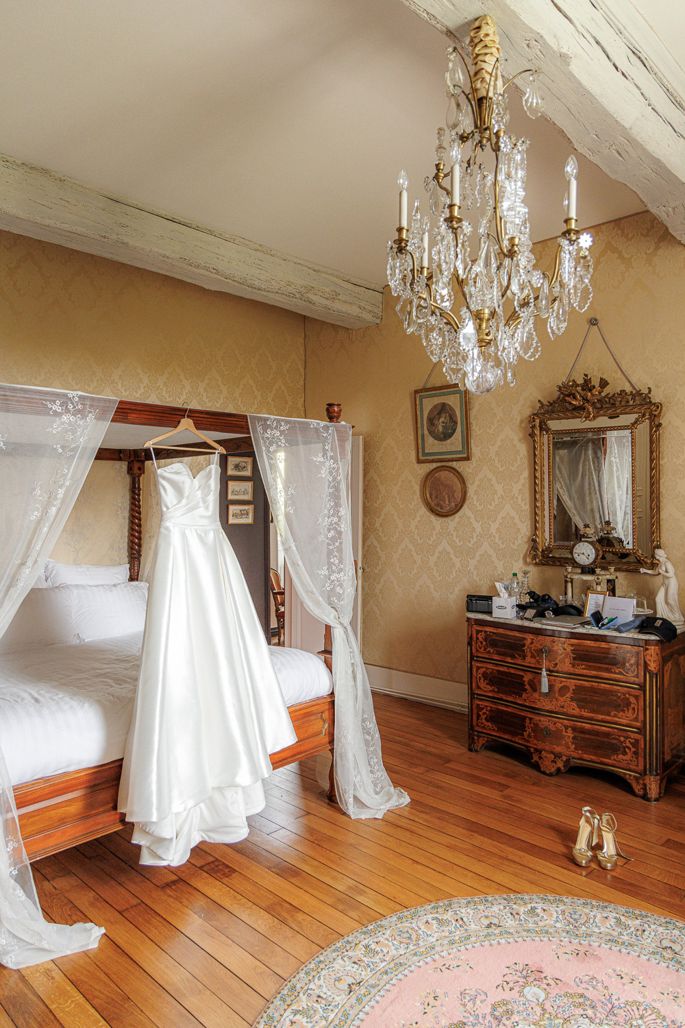 Robe de la mariée dans une chambre de château français