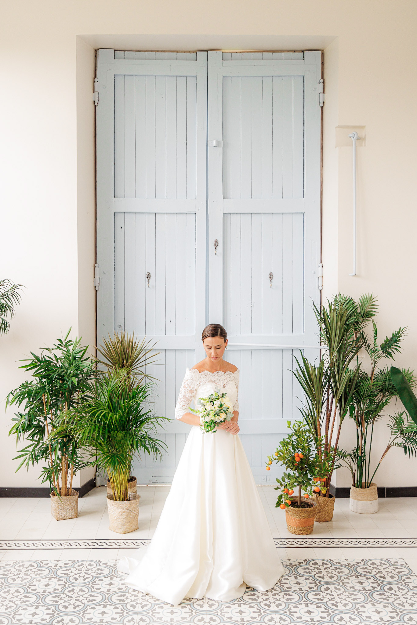 Mariée posant en robe de mariée et bouquet après avoir fini les préparatifs au château de Barthélémy, dans les Yvelines, en Ile-de-France
