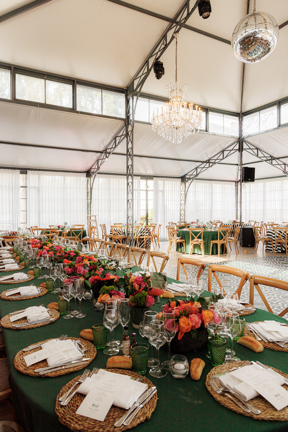 Tables décorées de fleurs de la réception d’un mariage
