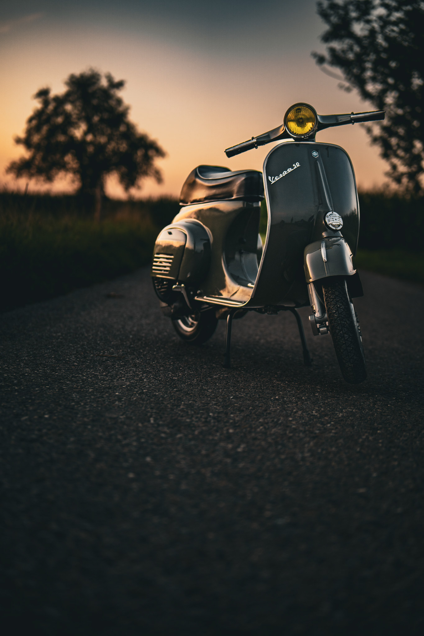 Klassische Vespa 50 Special in Aventurin Grün Metallic auf einem Feldweg in Oggelshausen am Federsee während der Golden Hour. Professionelle Fahrzeugfotografie und Automotive Art von MFuchsloch Fotografie & Videografie aus Oberschwaben.