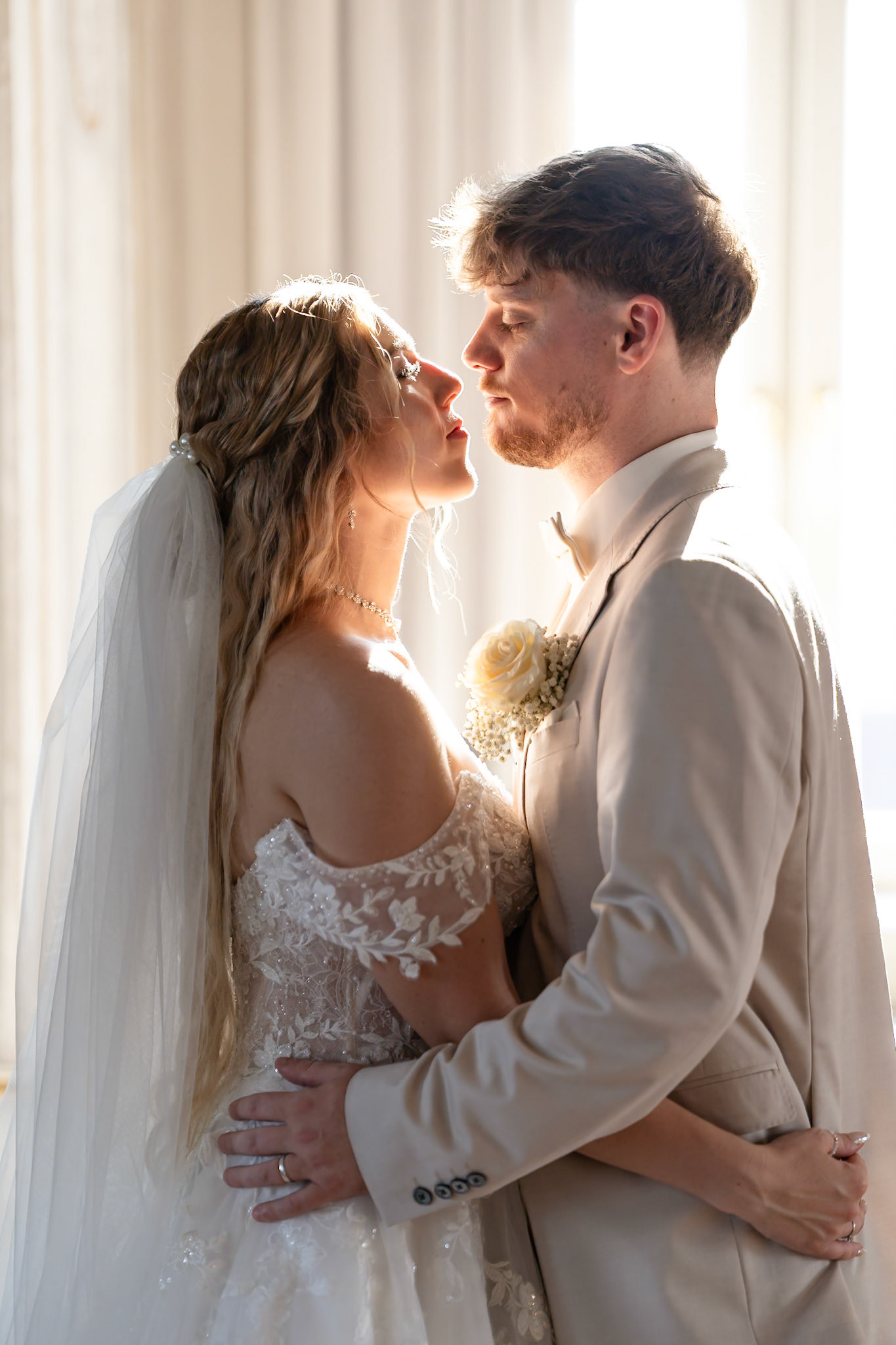 Inniger Moment des Brautpaares im hellen Sonnenlicht – Paarshooting von MFuchsloch Hochzeitsfotografie & Videografie