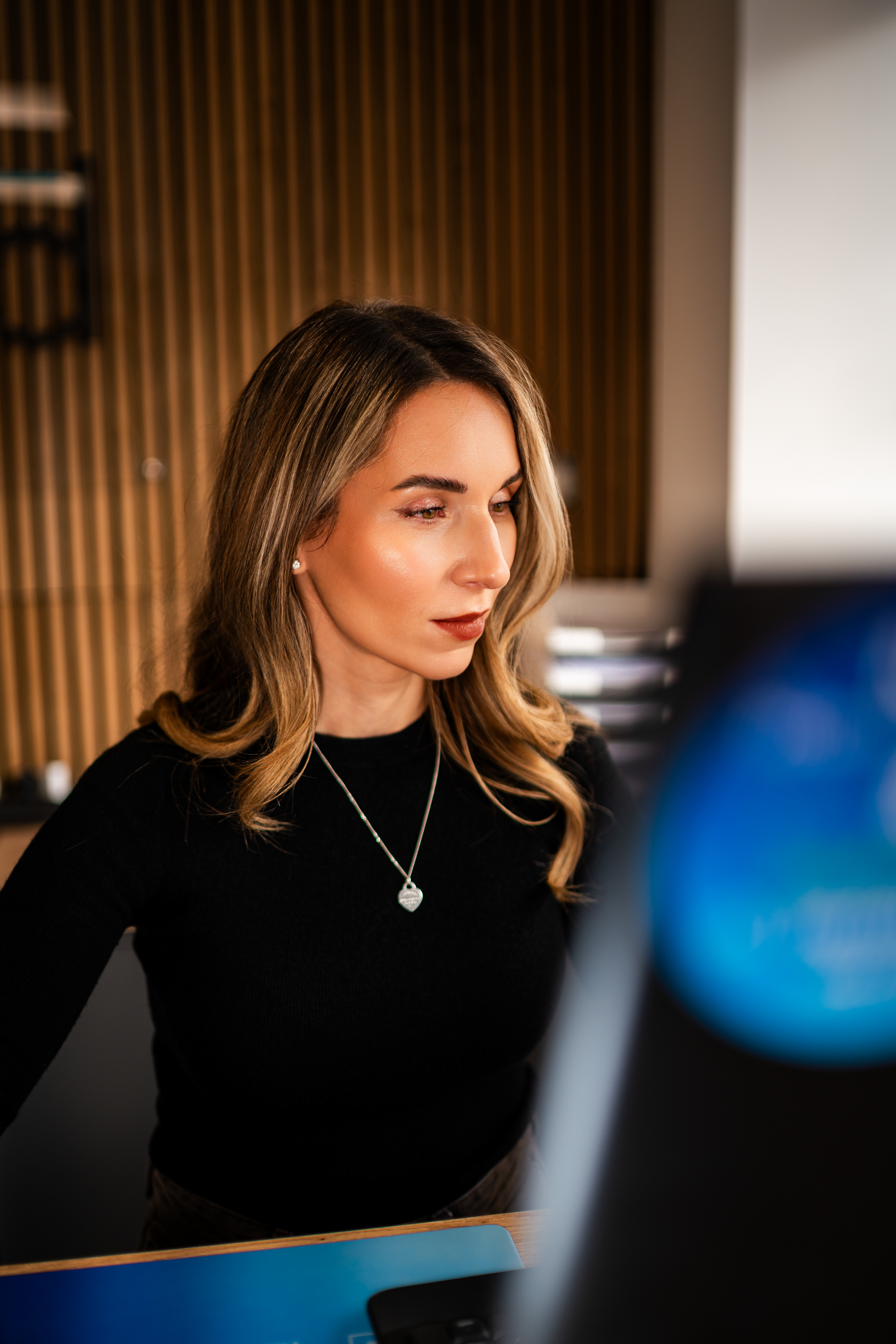 Sympathisches Mitarbeiterfoto für Unternehmen in Bad Waldsee. Personal Branding & Firmenportraits vor moderner Holzoptik in Oberschwaben.