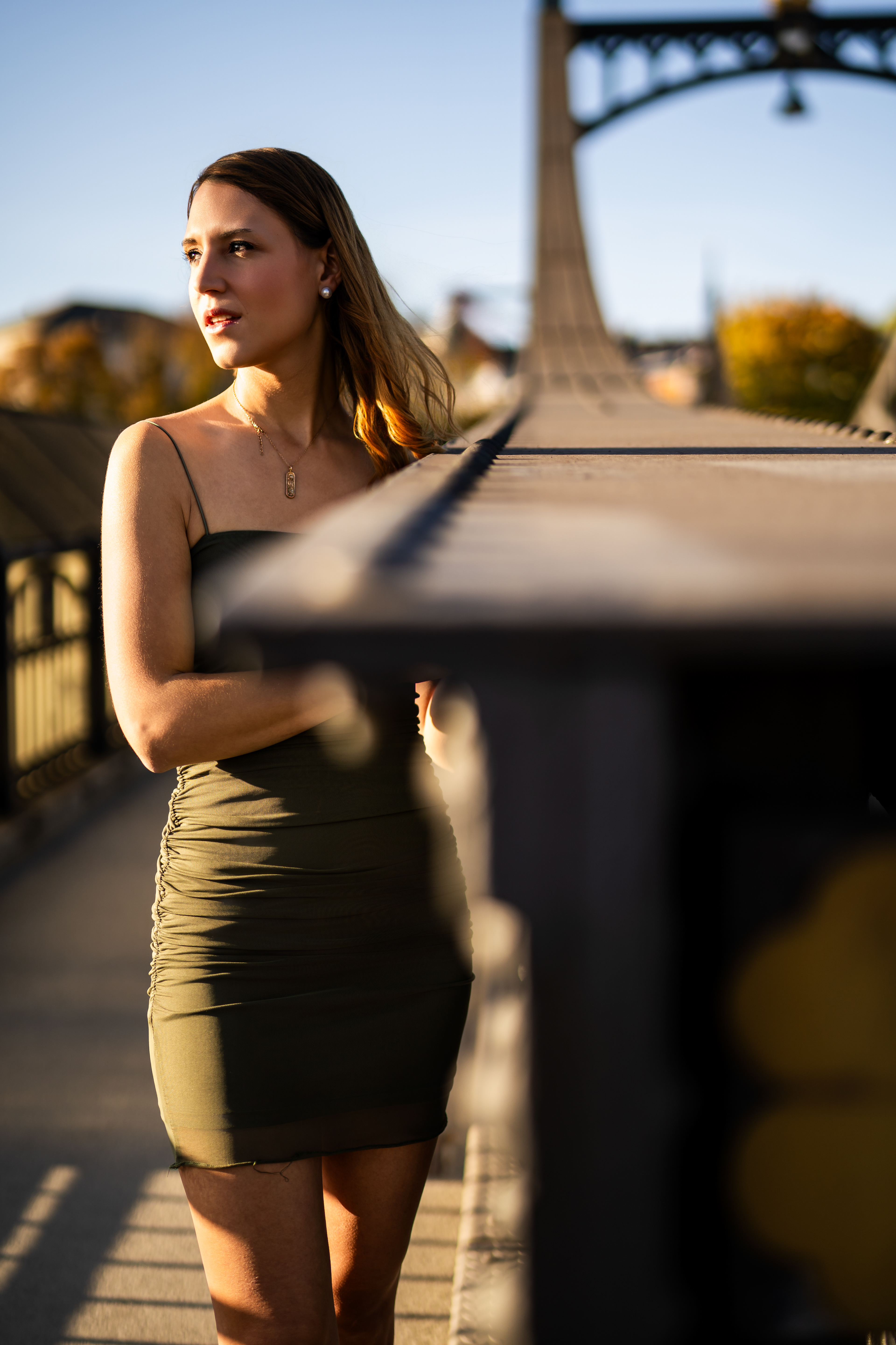 Markante Frauen-Portraits an der Neutorbrücke Ulm. Mfuchsloch Fotografie & Videografie nutzt die urbane Kulisse für ehrliche Bilder mit Charakter in der City.