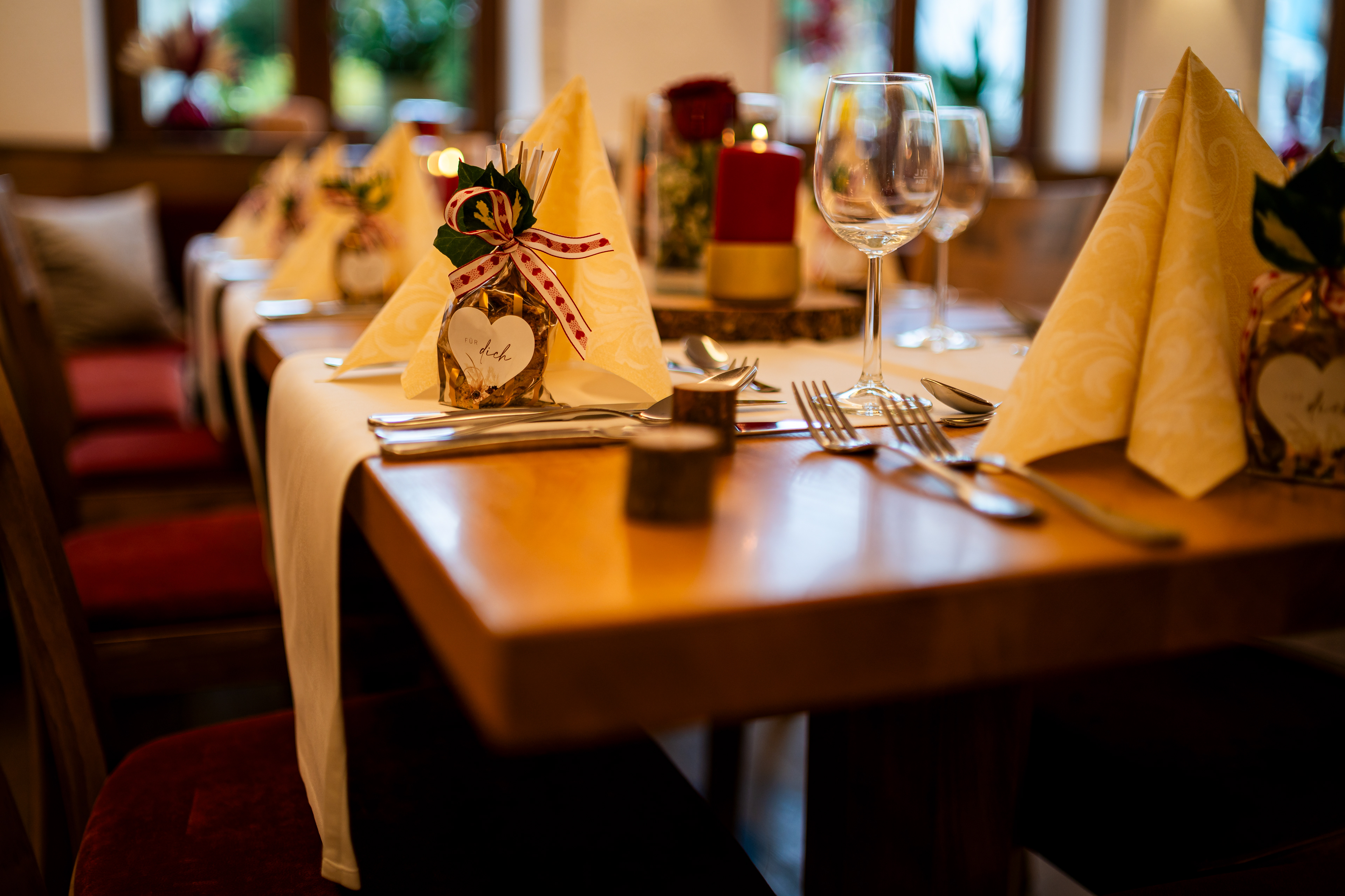 Festlich gedeckte Hochzeitstafel im modernen Ambiente des Wirtshaus Linde in Rot an der Rot. Hochzeitslocation im Landkreis Biberach, fotografiert von MFUCHSLOCH.