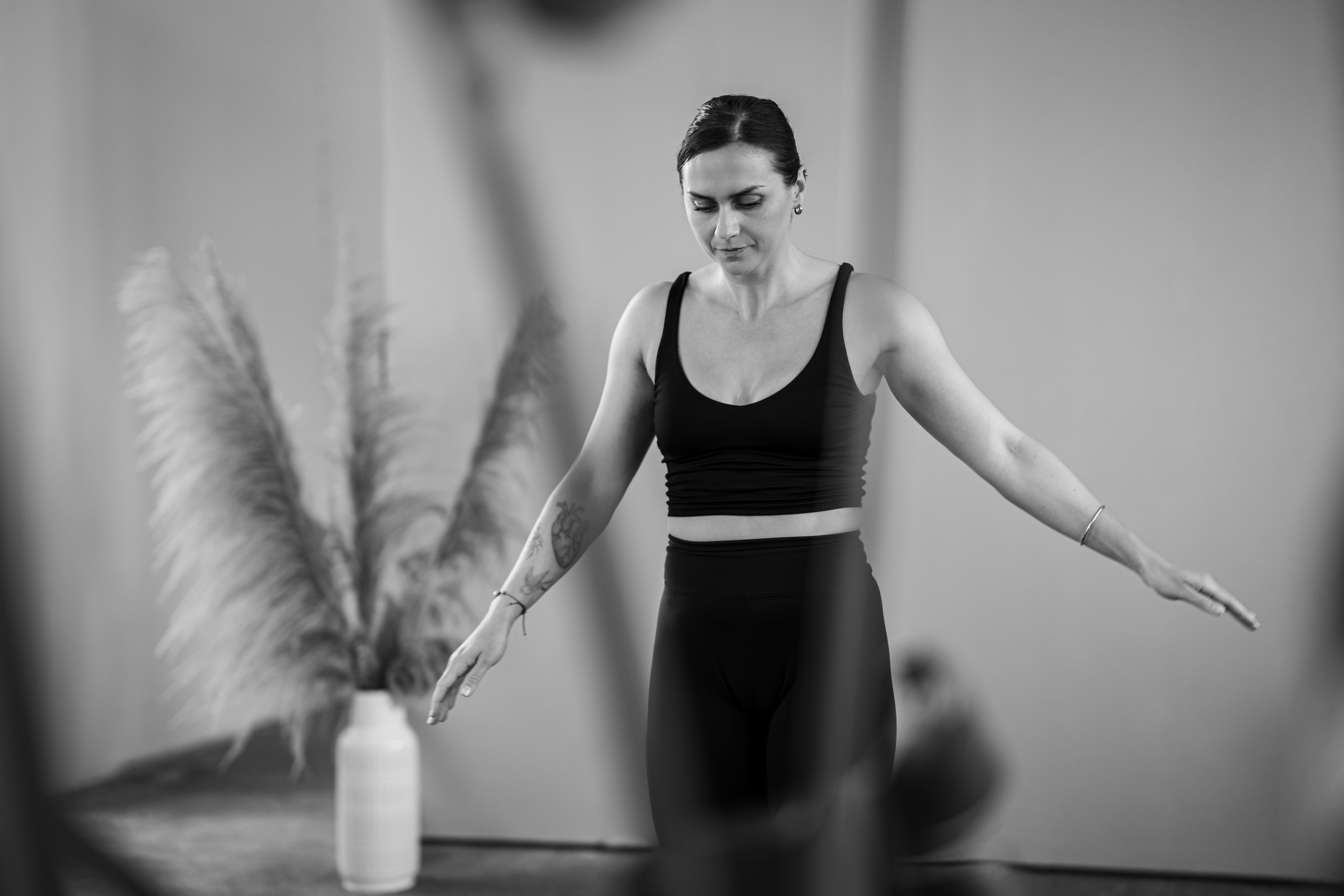 Schwarz-weiß Portrait von Yoga-Lehrerin Hanne bei der Meditation, fotografiert von Mfuchsloch Fotografie & Videografie in Oggelshausen.