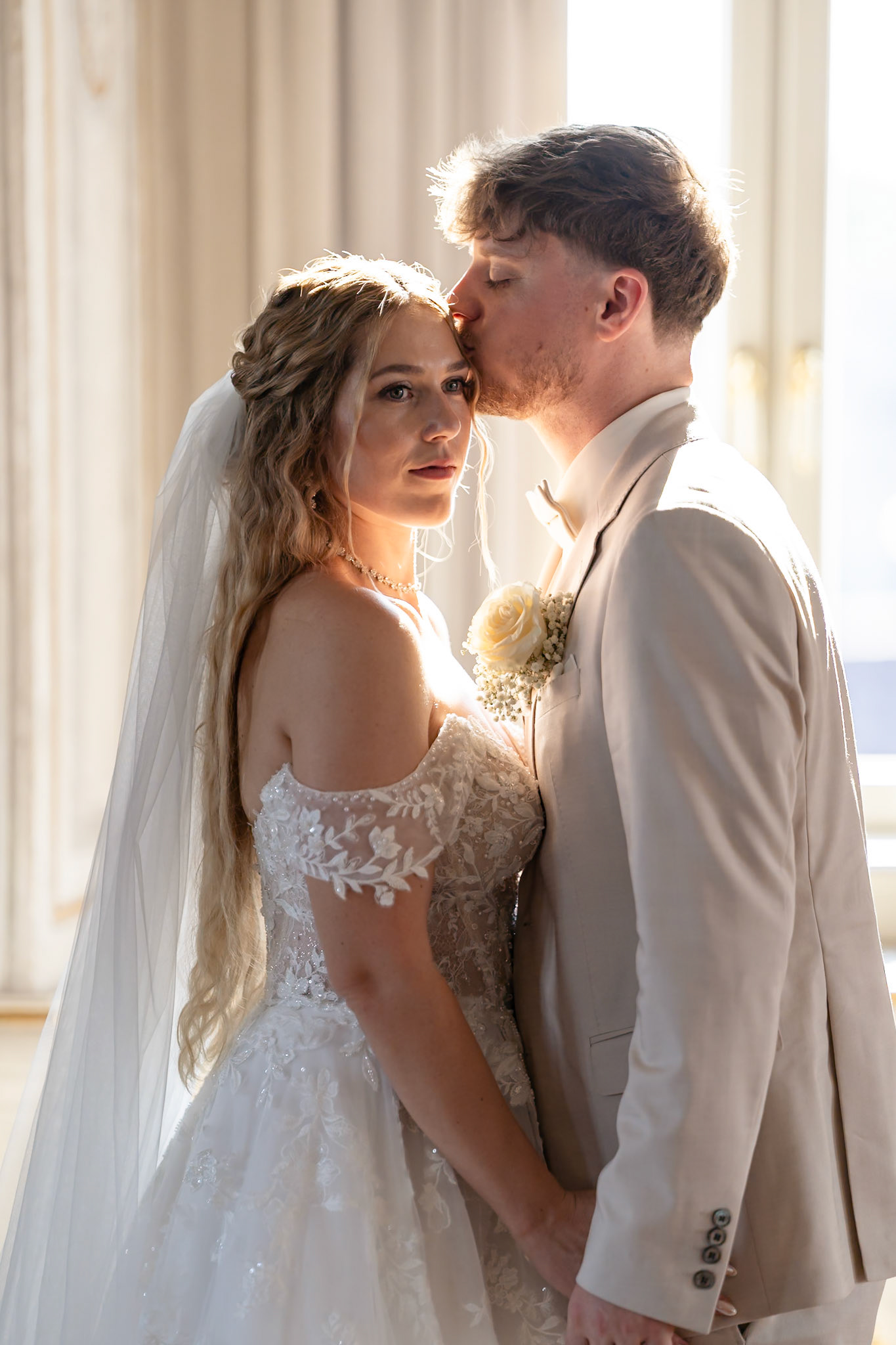 Inniger Moment des Brautpaares im hellen Sonnenlicht – Paarshooting von MFuchsloch Hochzeitsfotografie & Videografie