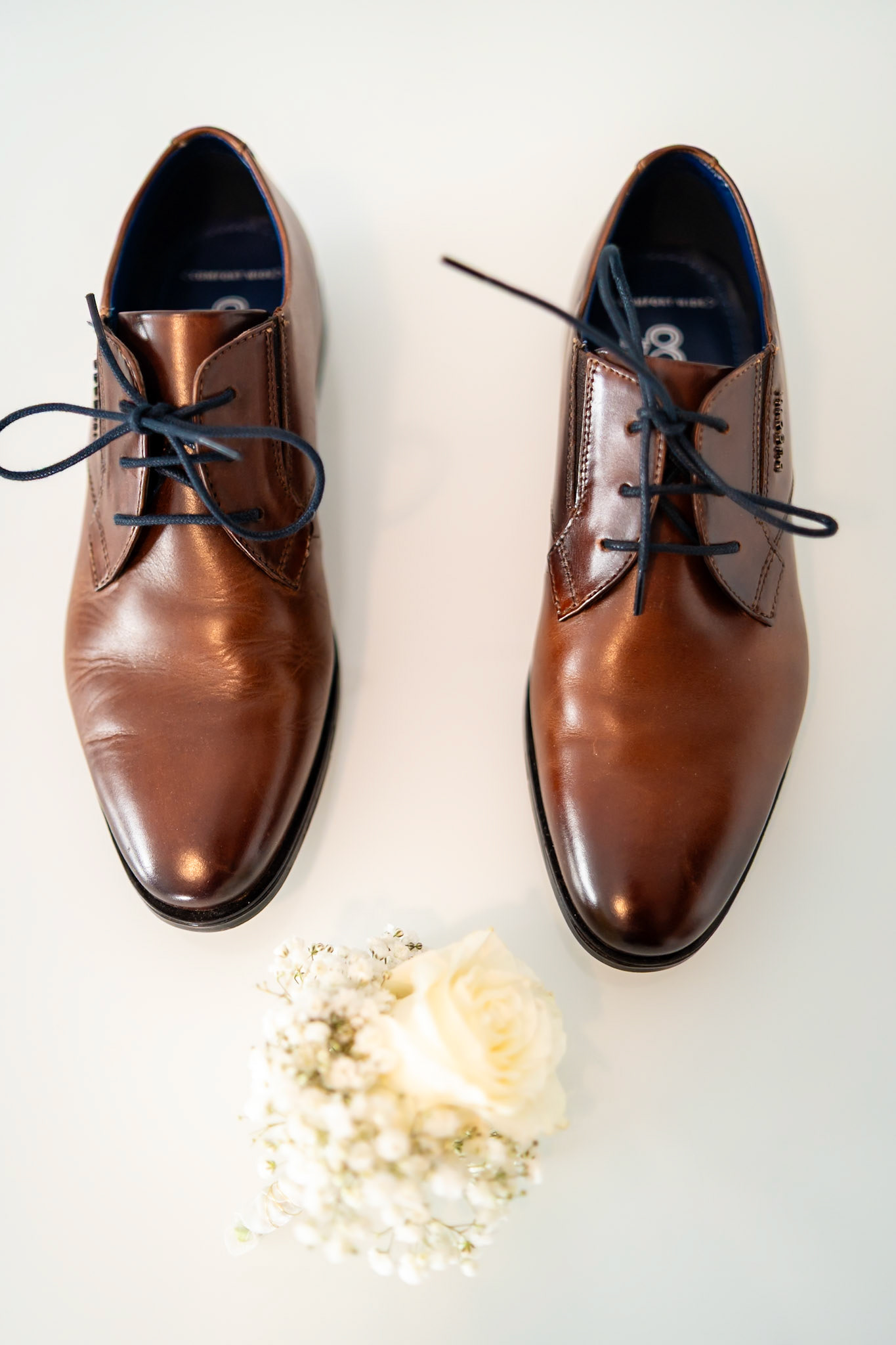 Elegante braune Herrenschuhe und Hochzeits-Ansteckblume für den Bräutigam – MFuchsloch Hochzeitsfotografie & Videografie