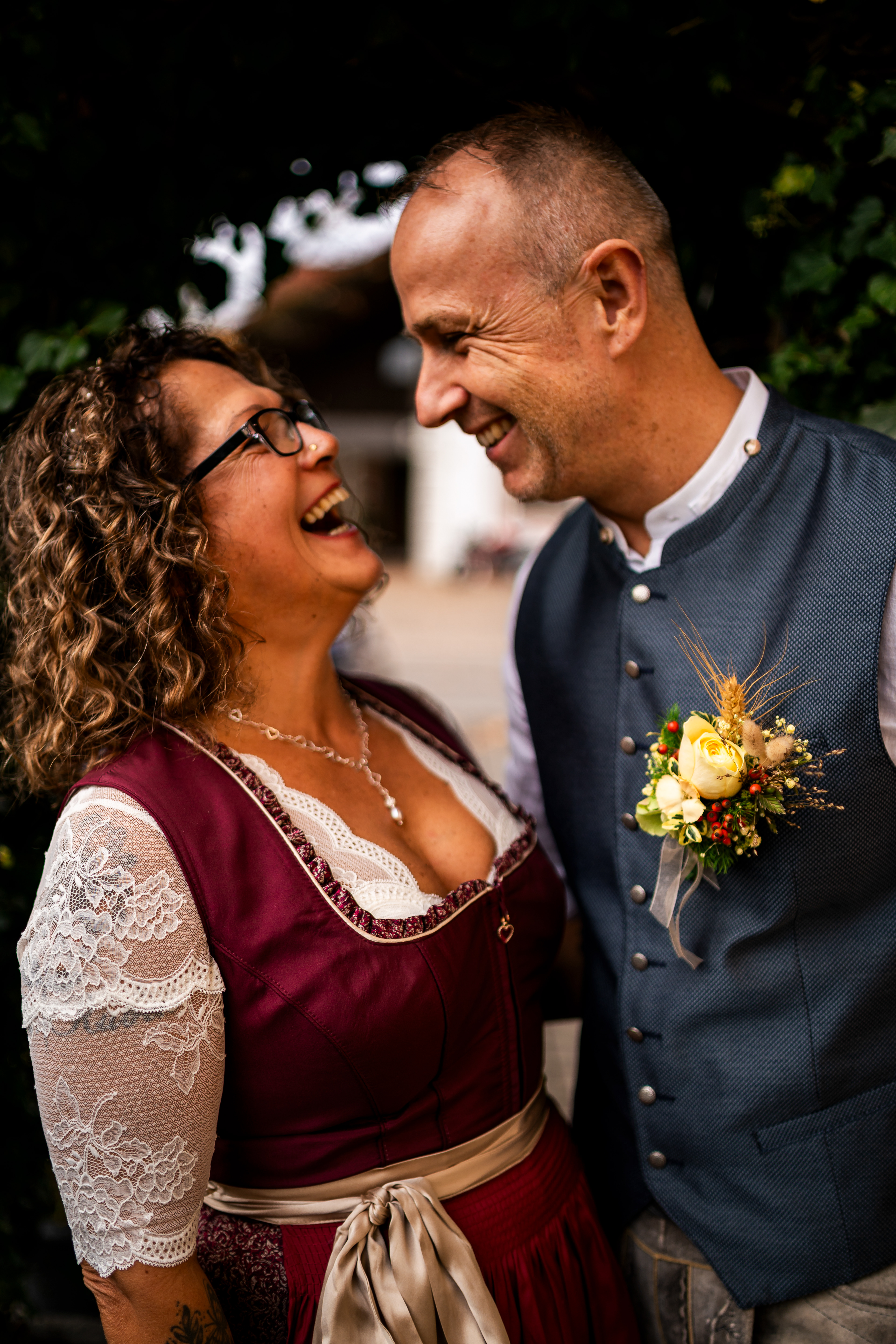 Herzhaft lachendes Brautpaar – authentische und ungezwungene Hochzeitsmomente in Oberschwaben. MFUCHSLOCH Fotografie Fotografie & Videografie.