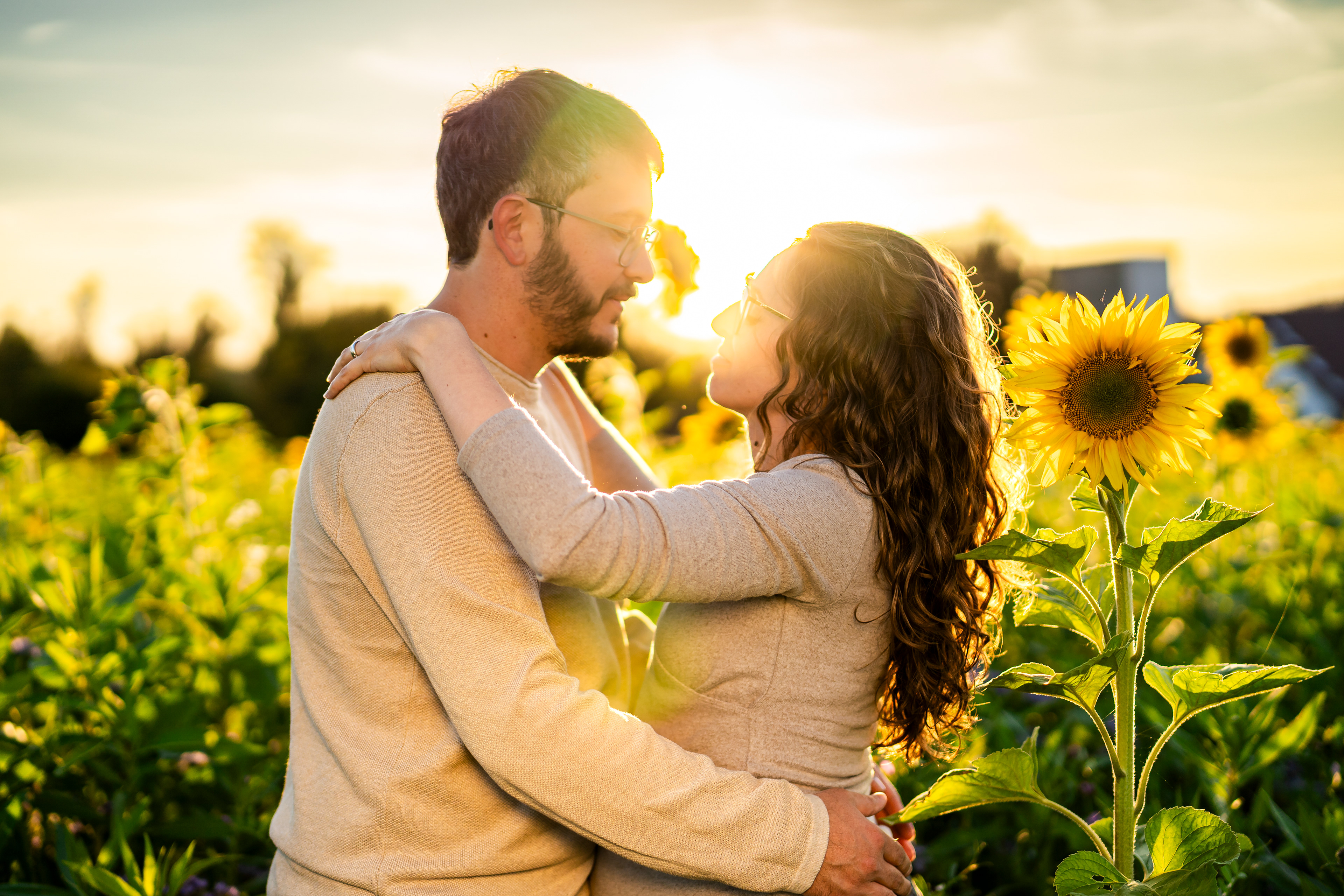 Pärchenshooting an der rustikalen Reichenbach Mühle, ehrliche Momente festgehalten von Mfuchsloch Fotografie.