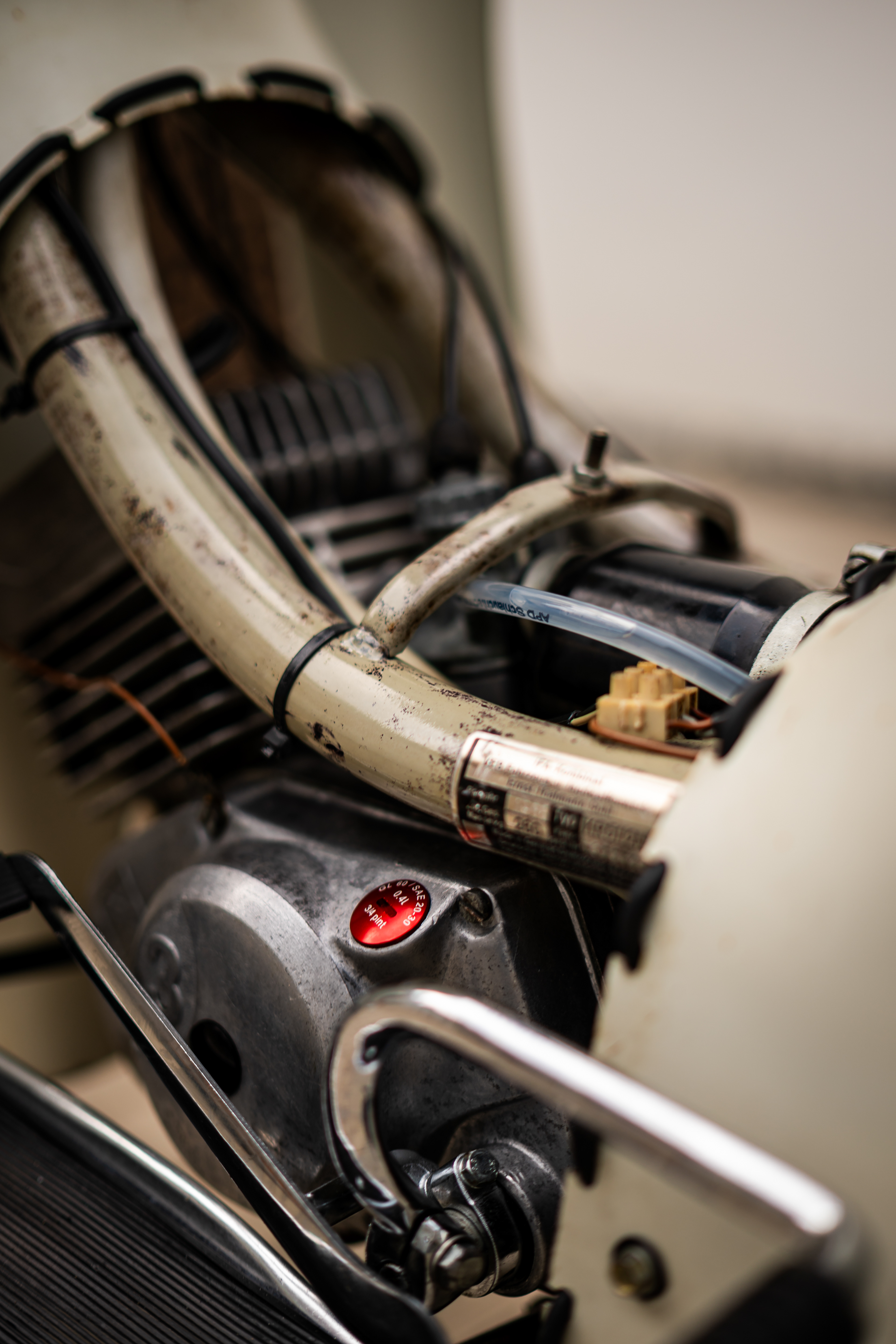 Minimalistische Detailaufnahme der Karosserie einer Simson Schwalbe neben der braunen Ledersitzbank. Künstlerische Automotive Art in Oberschwaben.