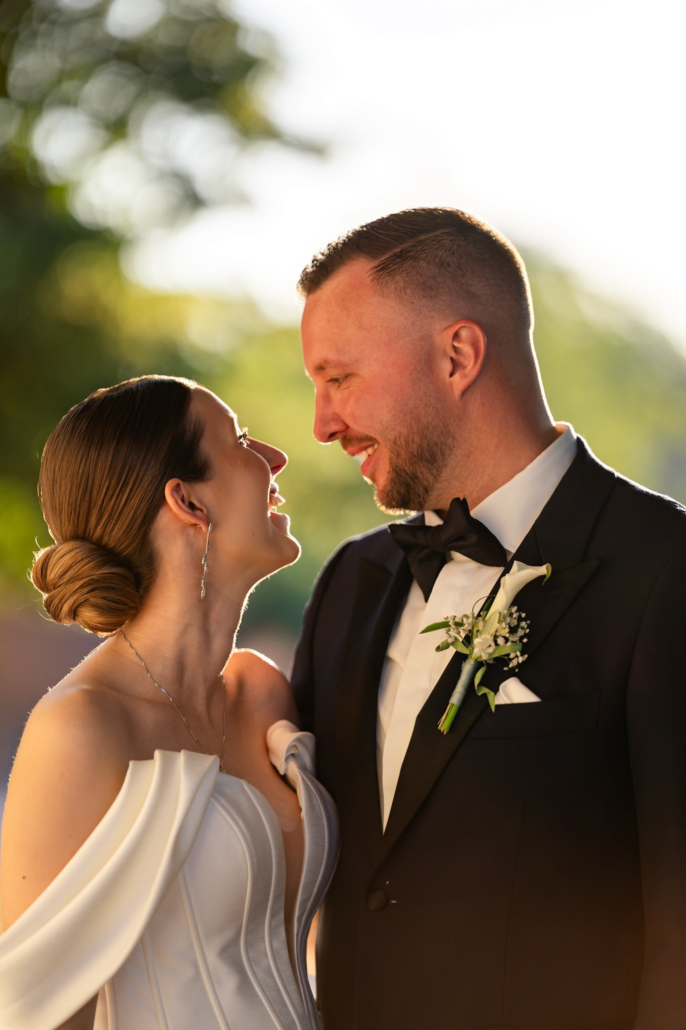 Romantisches Brautpaar-Shooting zur Golden Hour im Zwölf87 Ravensburg. Hochzeitsfotograf MFuchsloch für Hochzeitsreportagen in Bad Buchau, Riedlingen und Bad Saulgau.